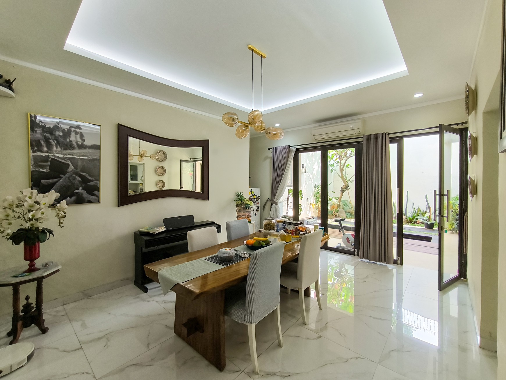 Rumah asri dgn halaman dan kolam ikan di Emerald Garden Bintaro