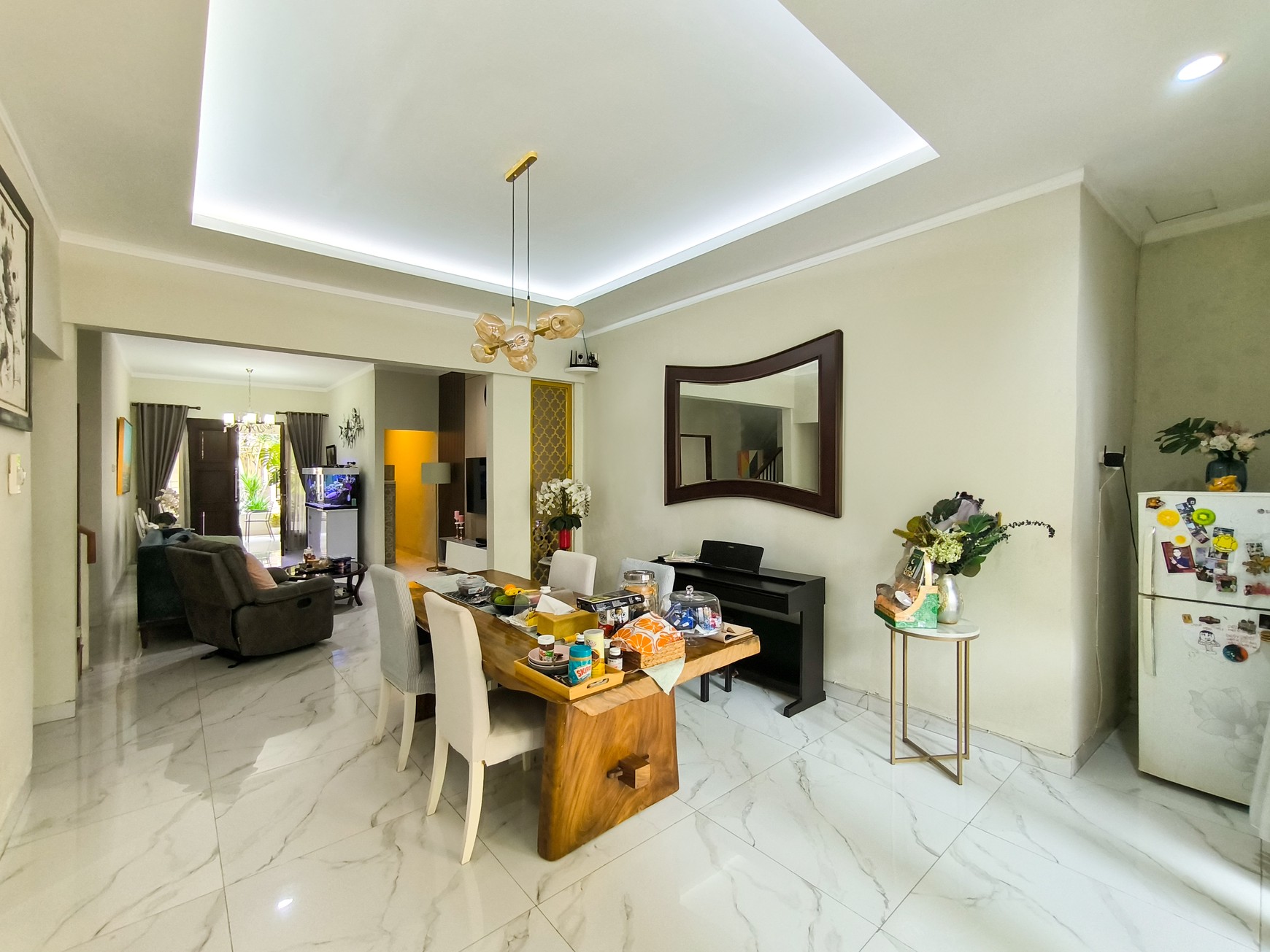 Rumah asri dgn halaman dan kolam ikan di Emerald Garden Bintaro