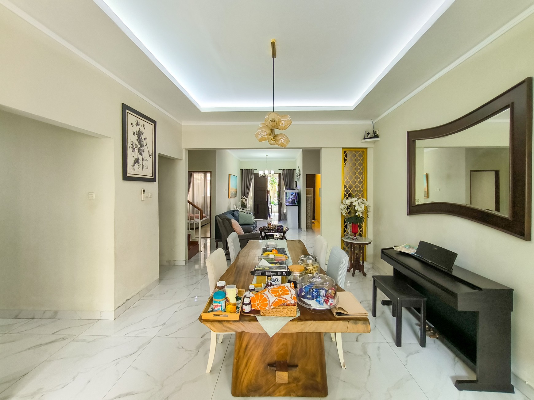 Rumah asri dgn halaman dan kolam ikan di Emerald Garden Bintaro