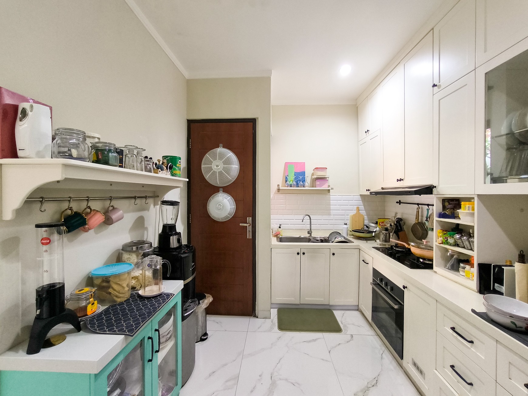 Rumah asri dgn halaman dan kolam ikan di Emerald Garden Bintaro