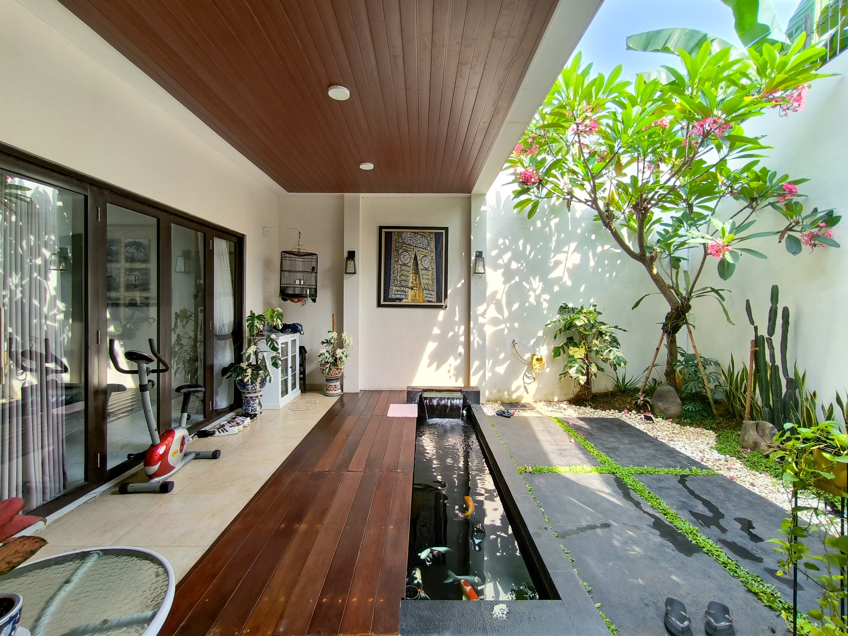 Rumah asri dgn halaman dan kolam ikan di Emerald Garden Bintaro
