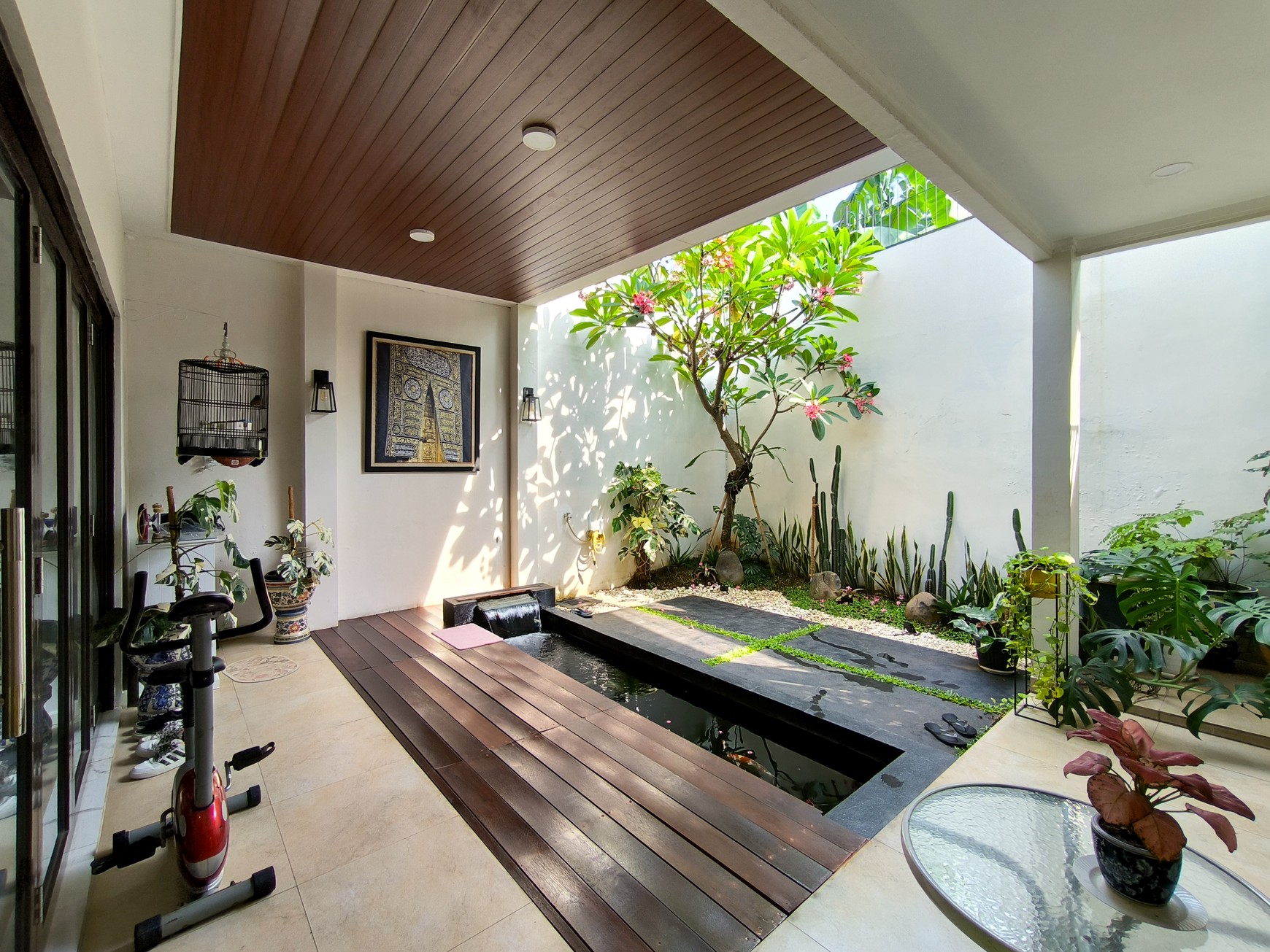 Rumah asri dgn halaman dan kolam ikan di Emerald Garden Bintaro
