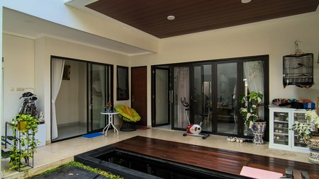 Rumah asri dgn halaman dan kolam ikan di Emerald Garden Bintaro