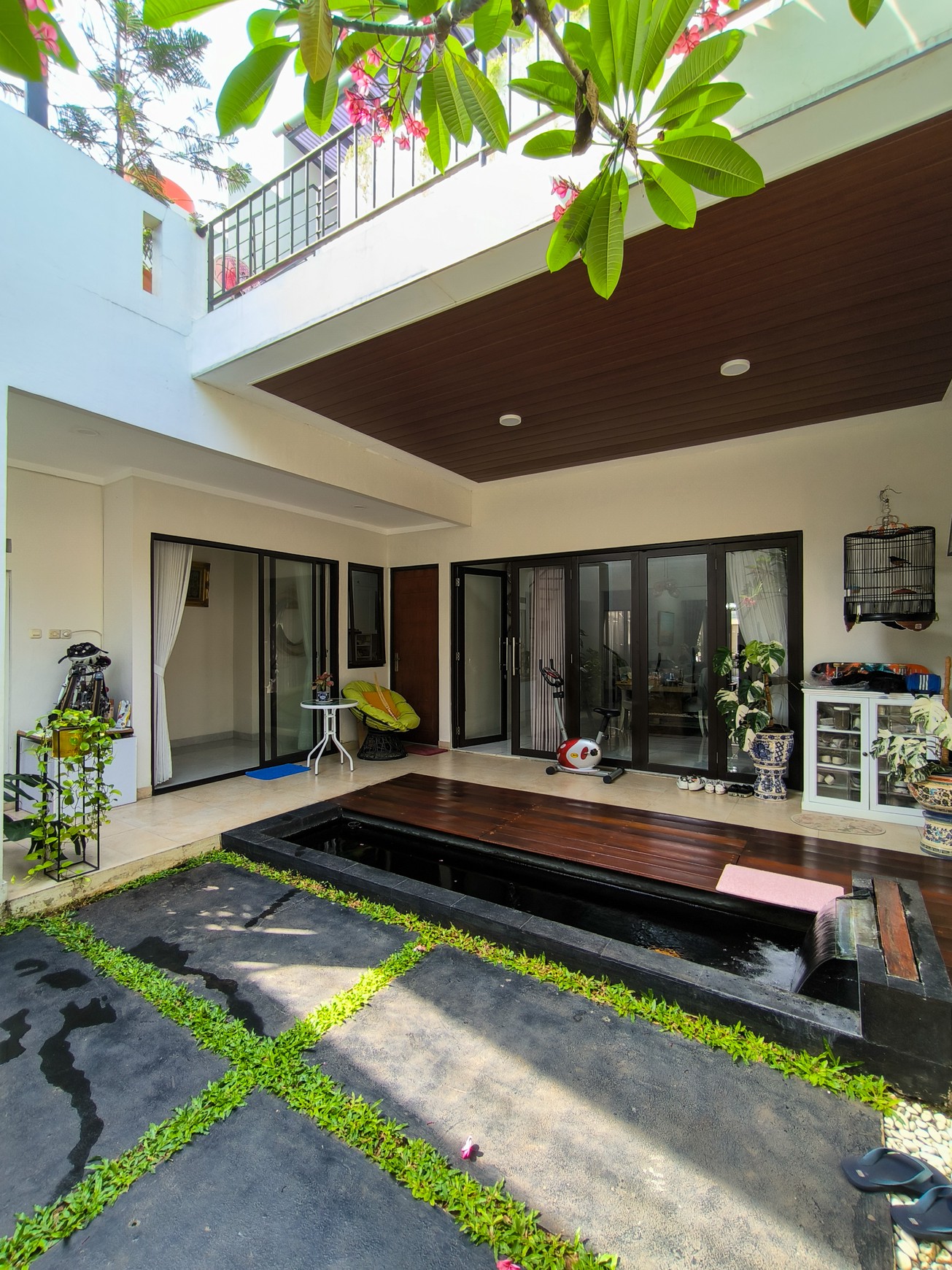 Rumah asri dgn halaman dan kolam ikan di Emerald Garden Bintaro