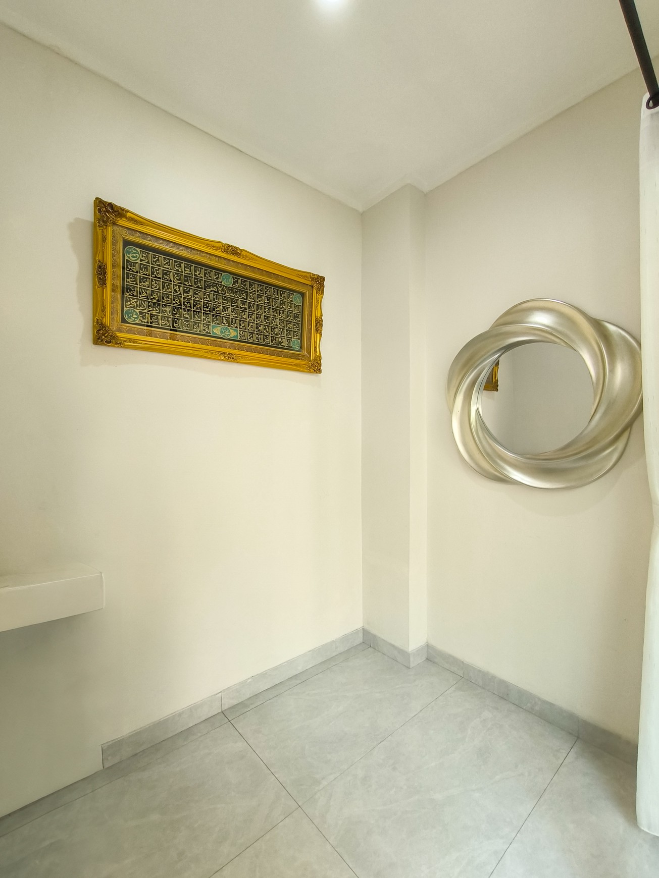 Rumah asri dgn halaman dan kolam ikan di Emerald Garden Bintaro