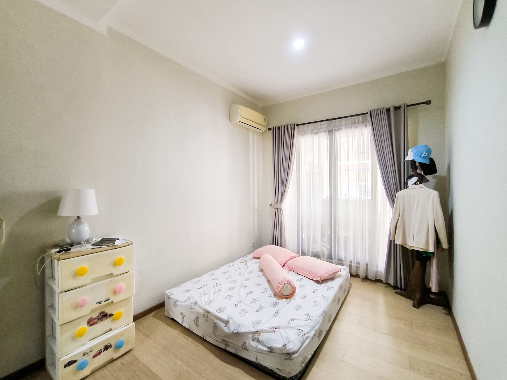 Rumah asri dgn halaman dan kolam ikan di Emerald Garden Bintaro
