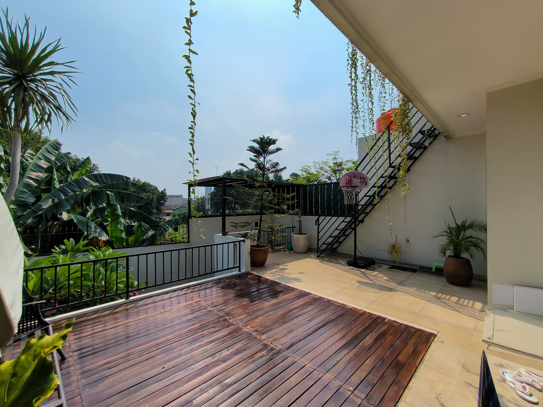 Rumah asri dgn halaman dan kolam ikan di Emerald Garden Bintaro