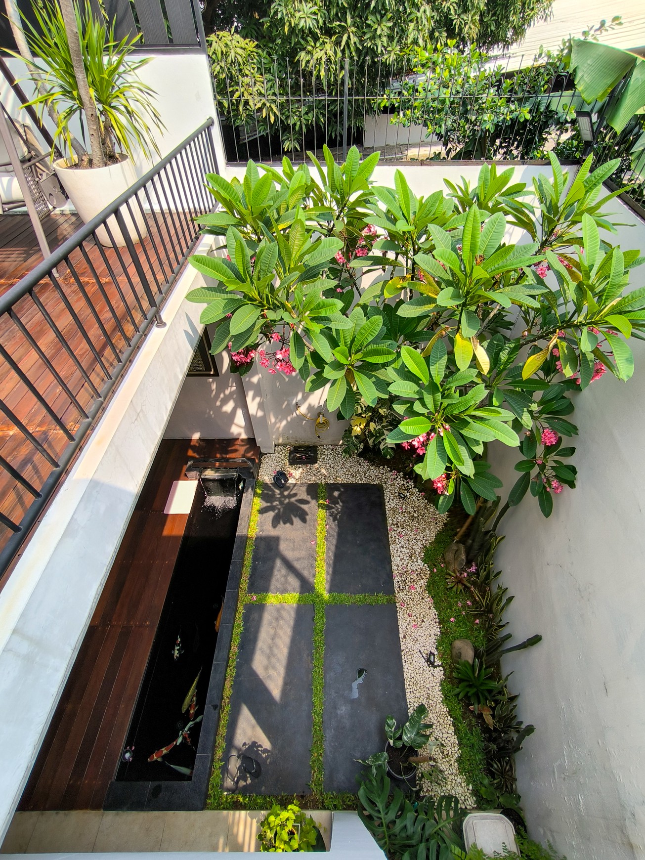 Rumah asri dgn halaman dan kolam ikan di Emerald Garden Bintaro