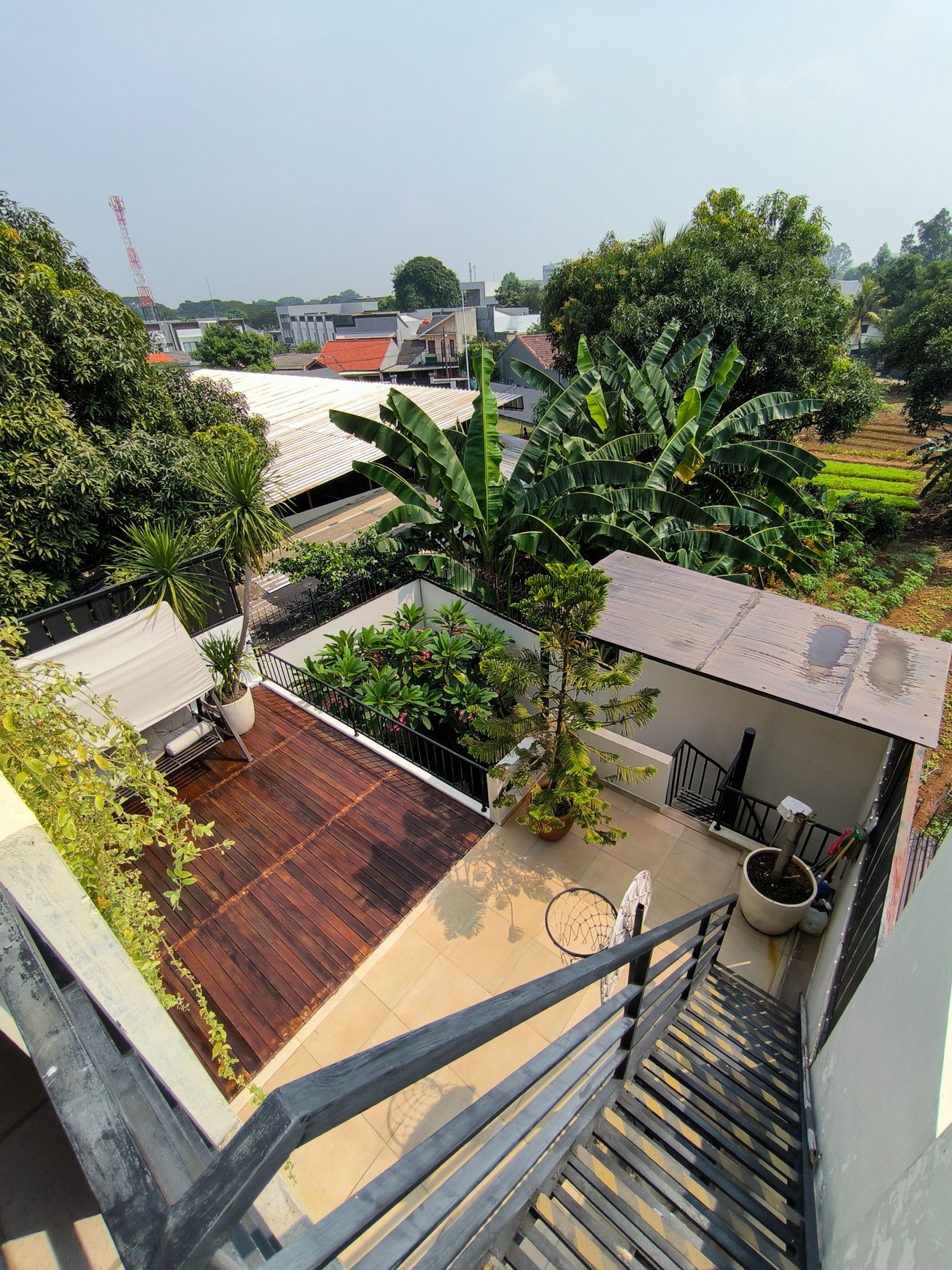 Rumah asri dgn halaman dan kolam ikan di Emerald Garden Bintaro