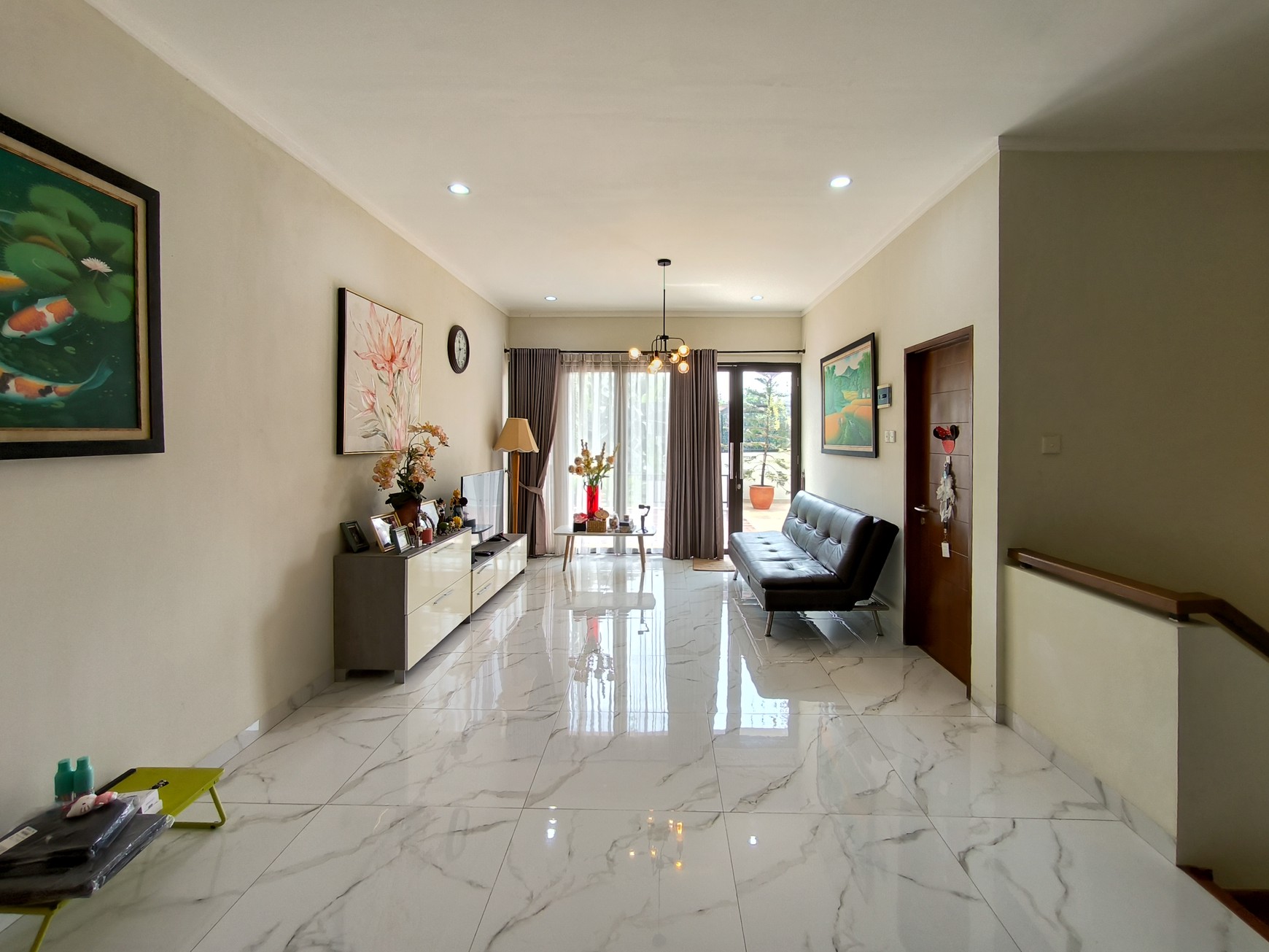 Rumah asri dgn halaman dan kolam ikan di Emerald Garden Bintaro