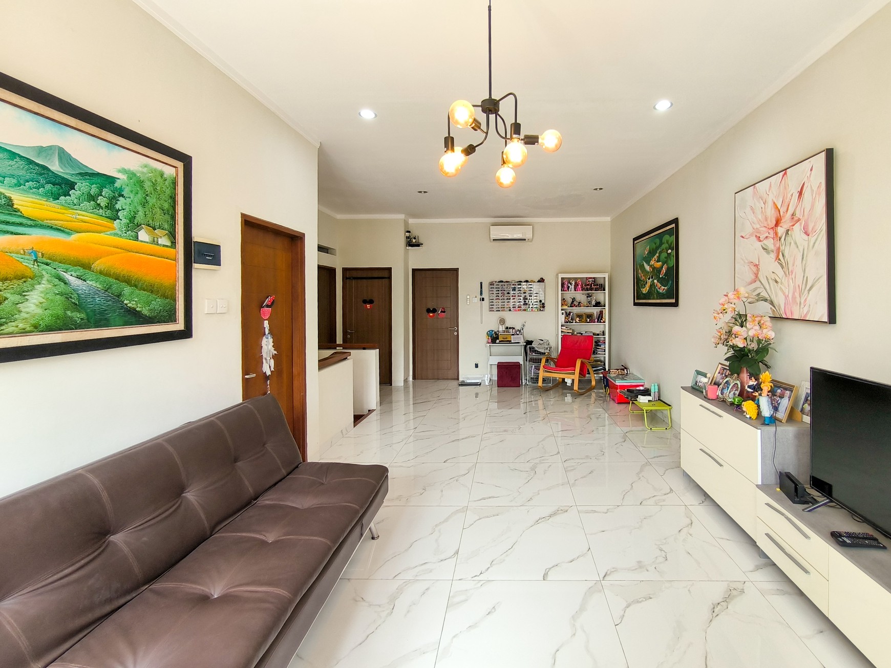 Rumah asri dgn halaman dan kolam ikan di Emerald Garden Bintaro