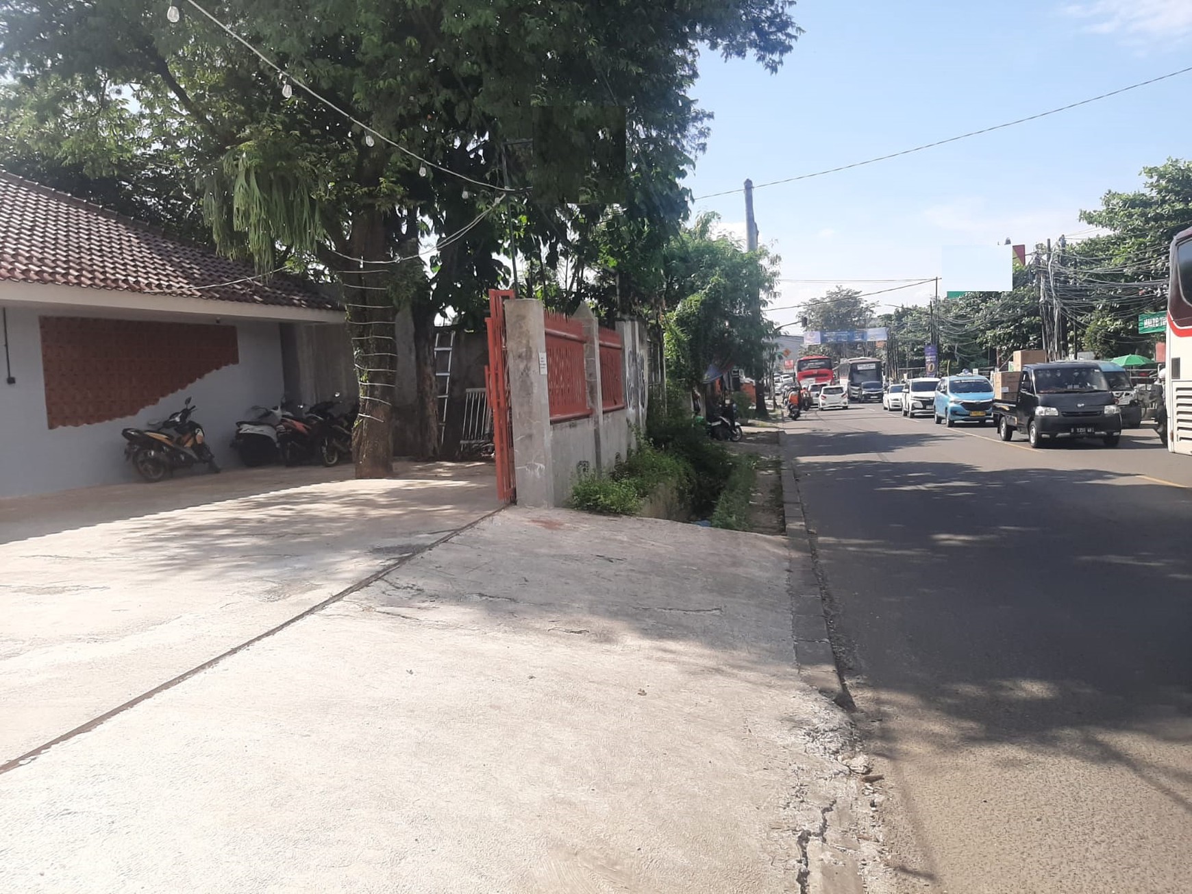 Kavling & Bangunan, lokasi di Jalan Utama di Ciputat
