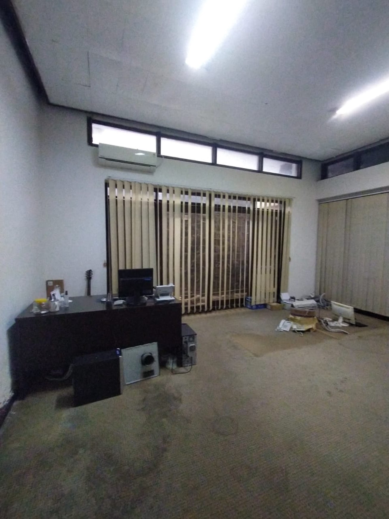 Disewakan Bangunan Komersial Siap Pakai Ex Kantor di Jalan Sulawesi, Surabaya Pusat
