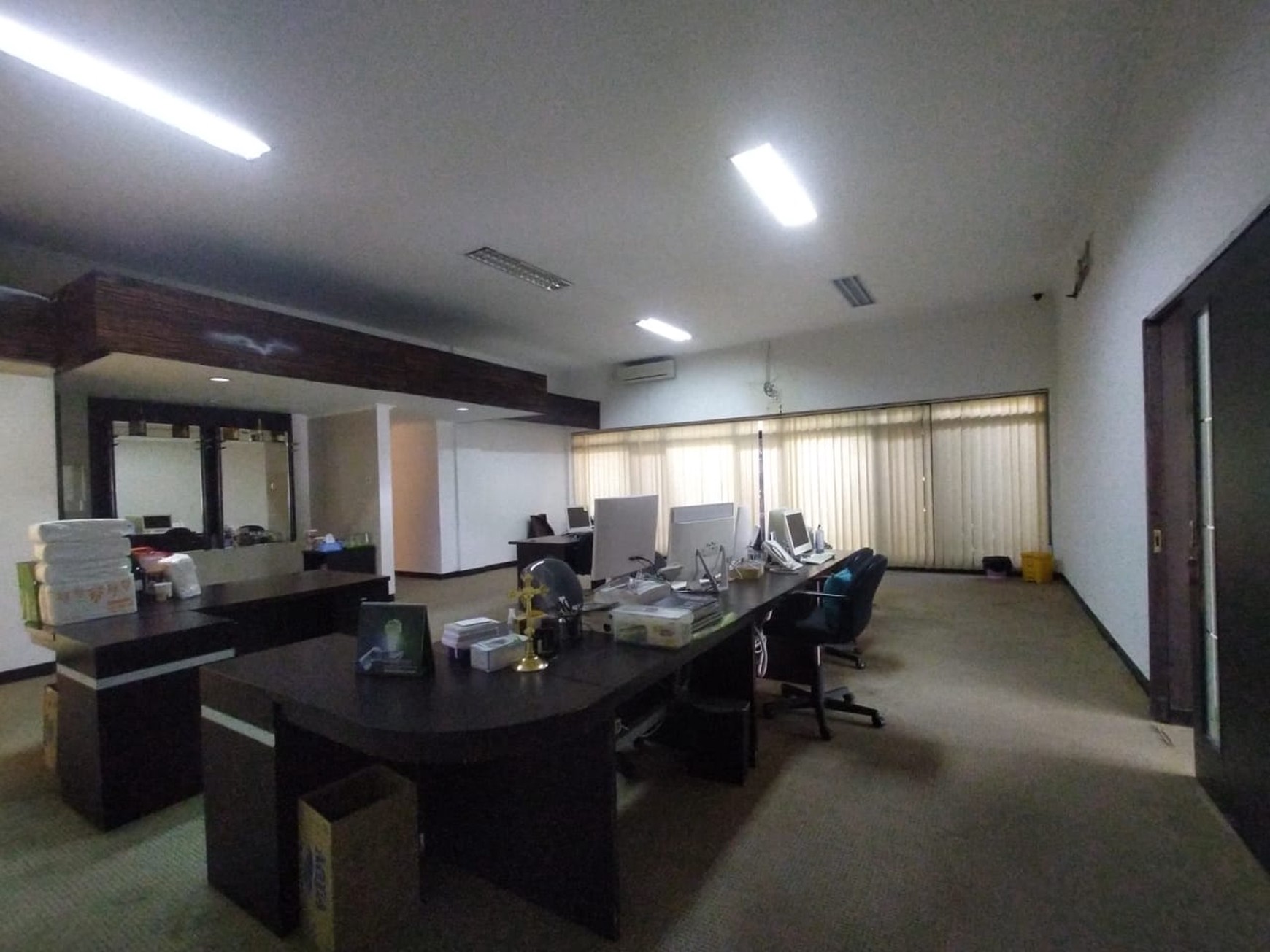 Disewakan Bangunan Komersial Siap Pakai Ex Kantor di Jalan Sulawesi, Surabaya Pusat