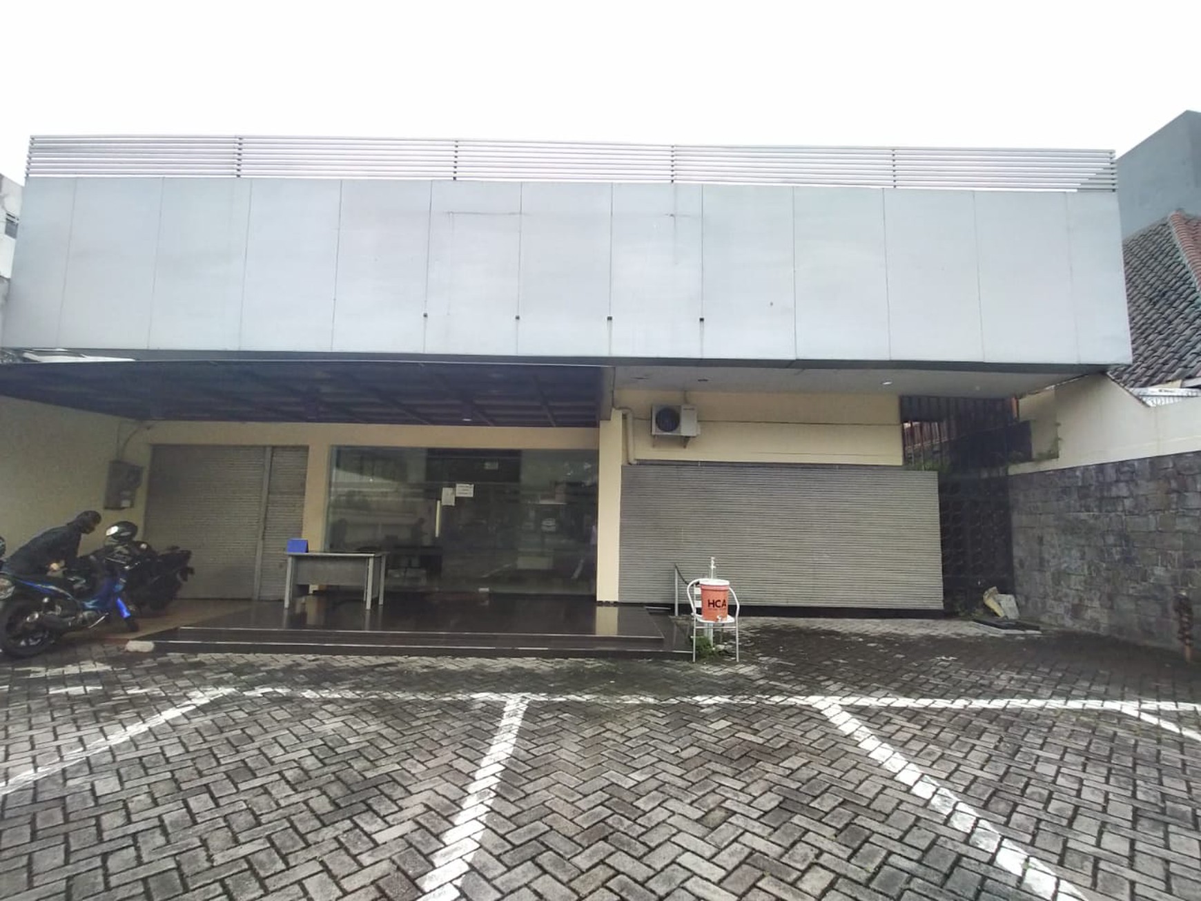 Disewakan Bangunan Komersial Siap Pakai Ex Kantor di Jalan Sulawesi, Surabaya Pusat
