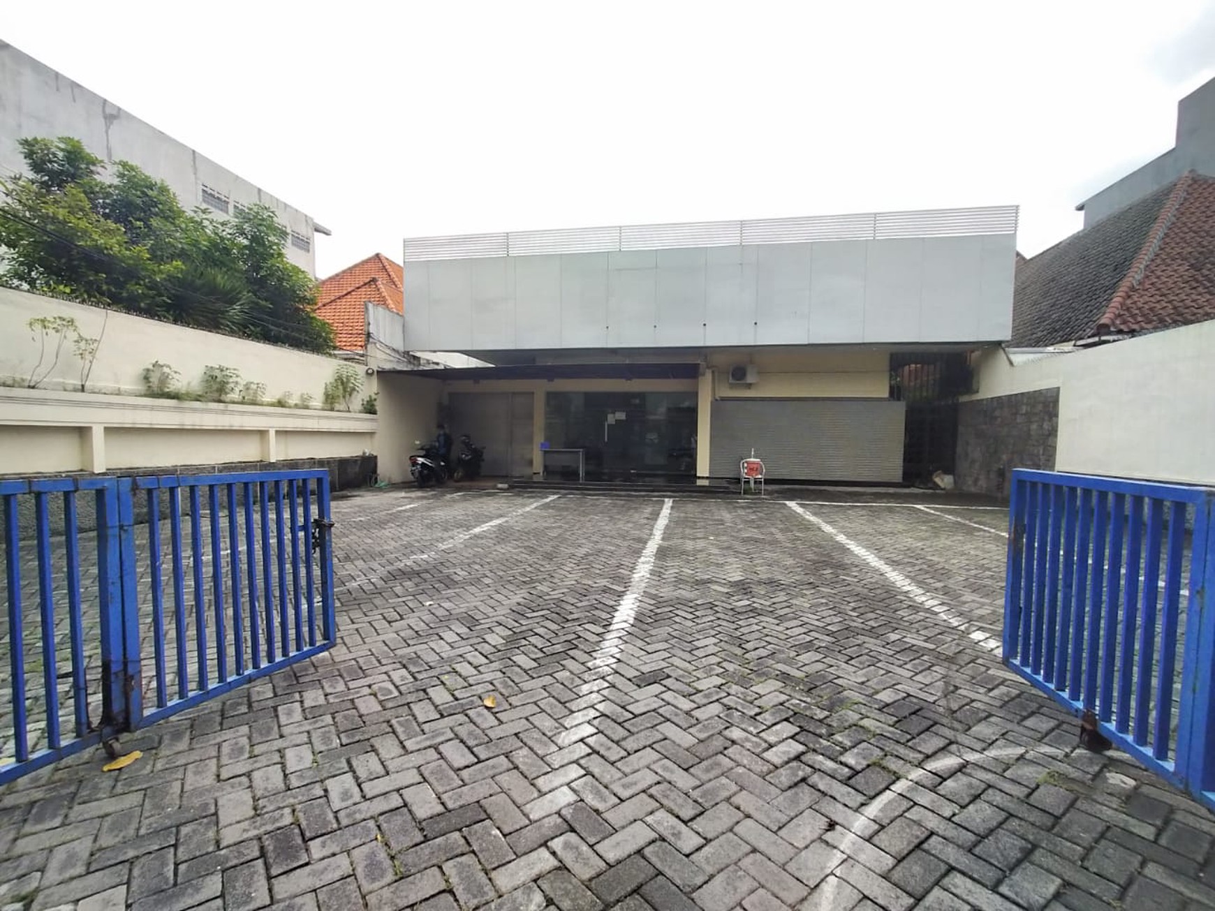 Disewakan Bangunan Komersial Siap Pakai Ex Kantor di Jalan Sulawesi, Surabaya Pusat