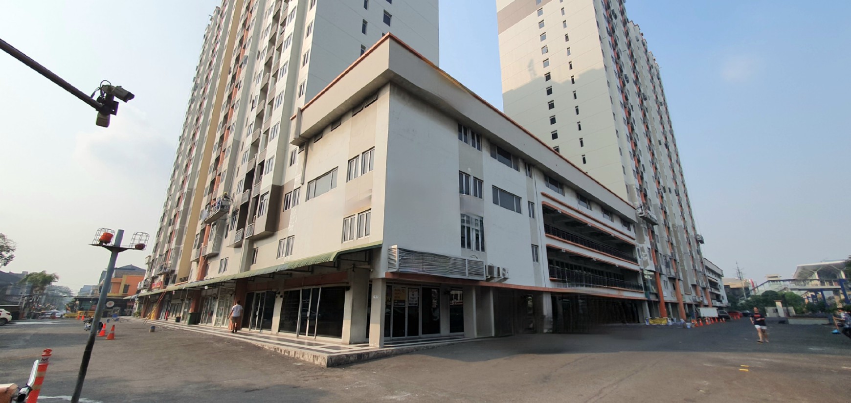 Ruko hoek di lokasi prima Boulevard Raya, Kelapa Gading, di kompleks apartemen Wisma Gading Permai (WGP)