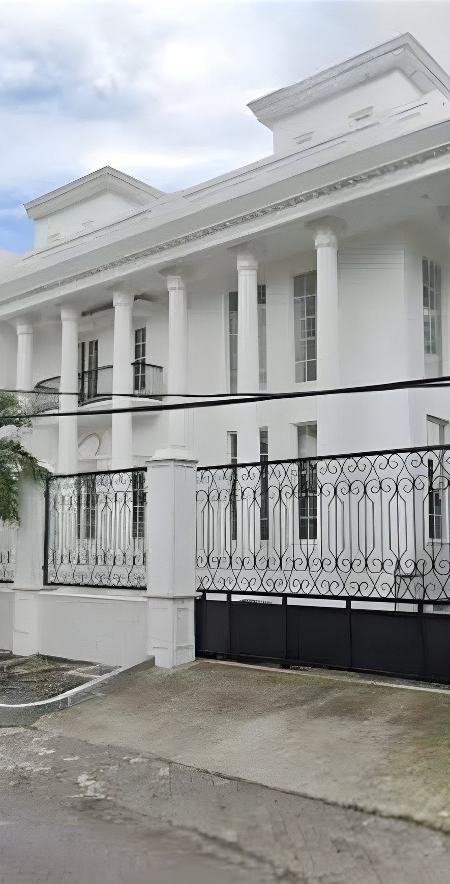 DIJUAL RUMAH MEWAH MODEL AMERICAN CLASSIC