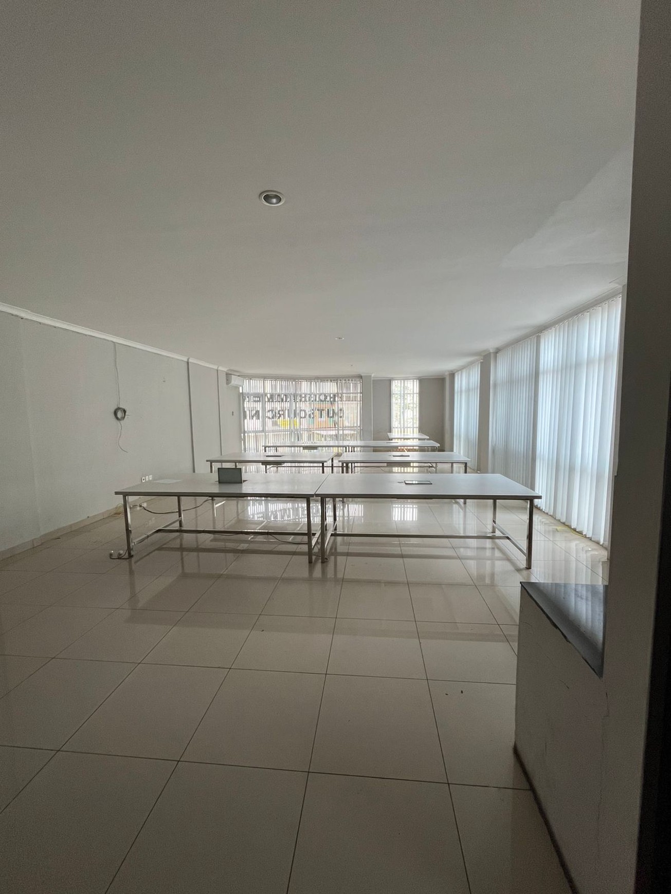 DIJUAL/DISEWA BANGUNAN 3 LANTAI STRATEGIS DI TENGAH KOTA
