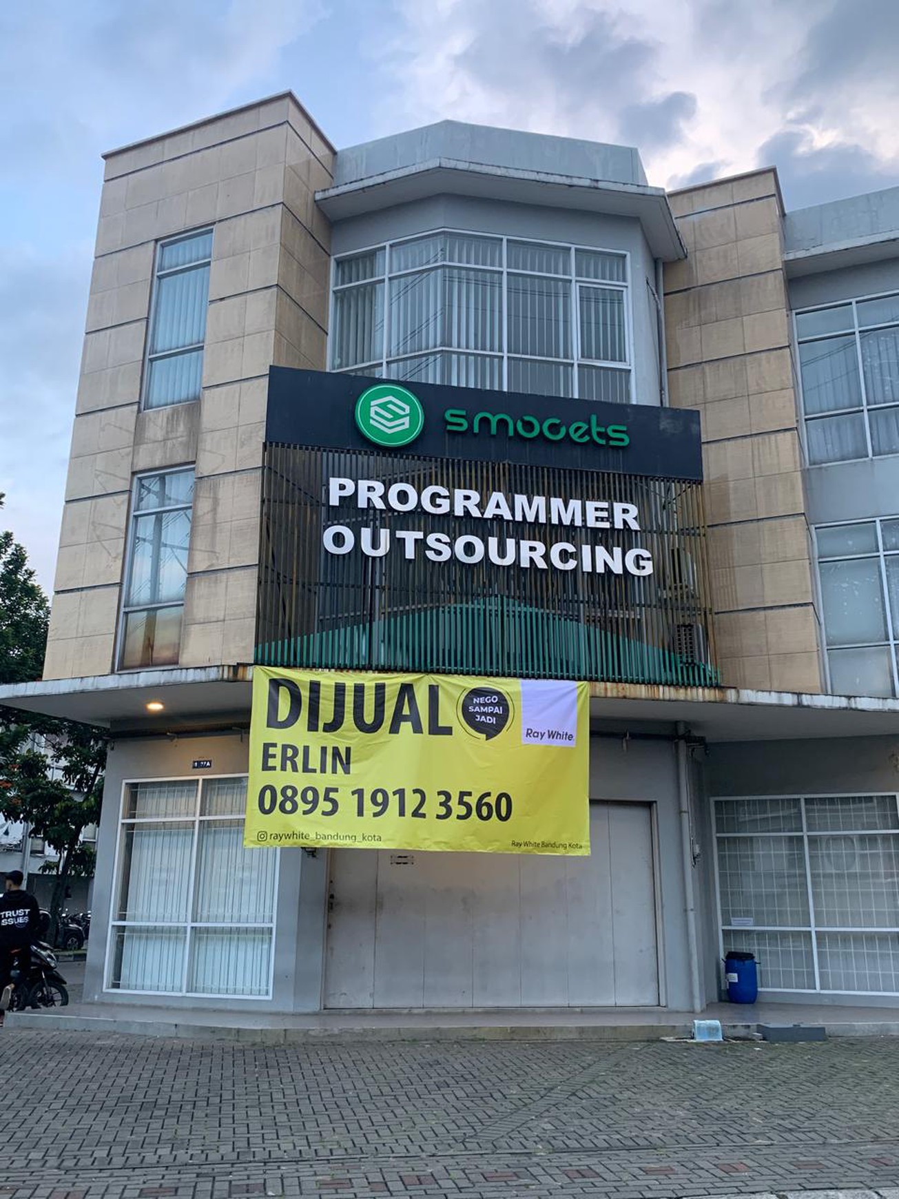 DIJUAL/DISEWA BANGUNAN 3 LANTAI STRATEGIS DI TENGAH KOTA