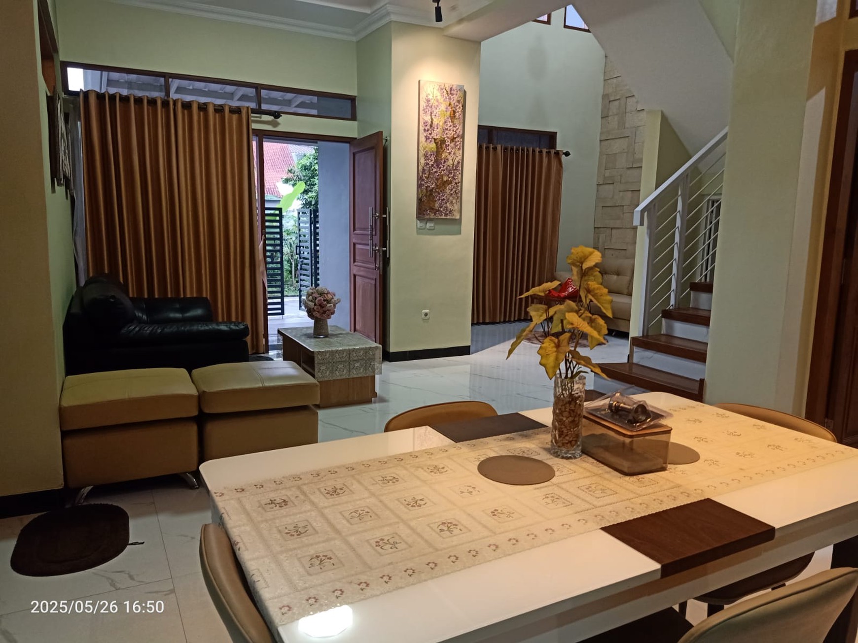 Rumah Mewah Disewakan + Furniture Dekat Jogja Bay & Stadion Maguwo Sleman