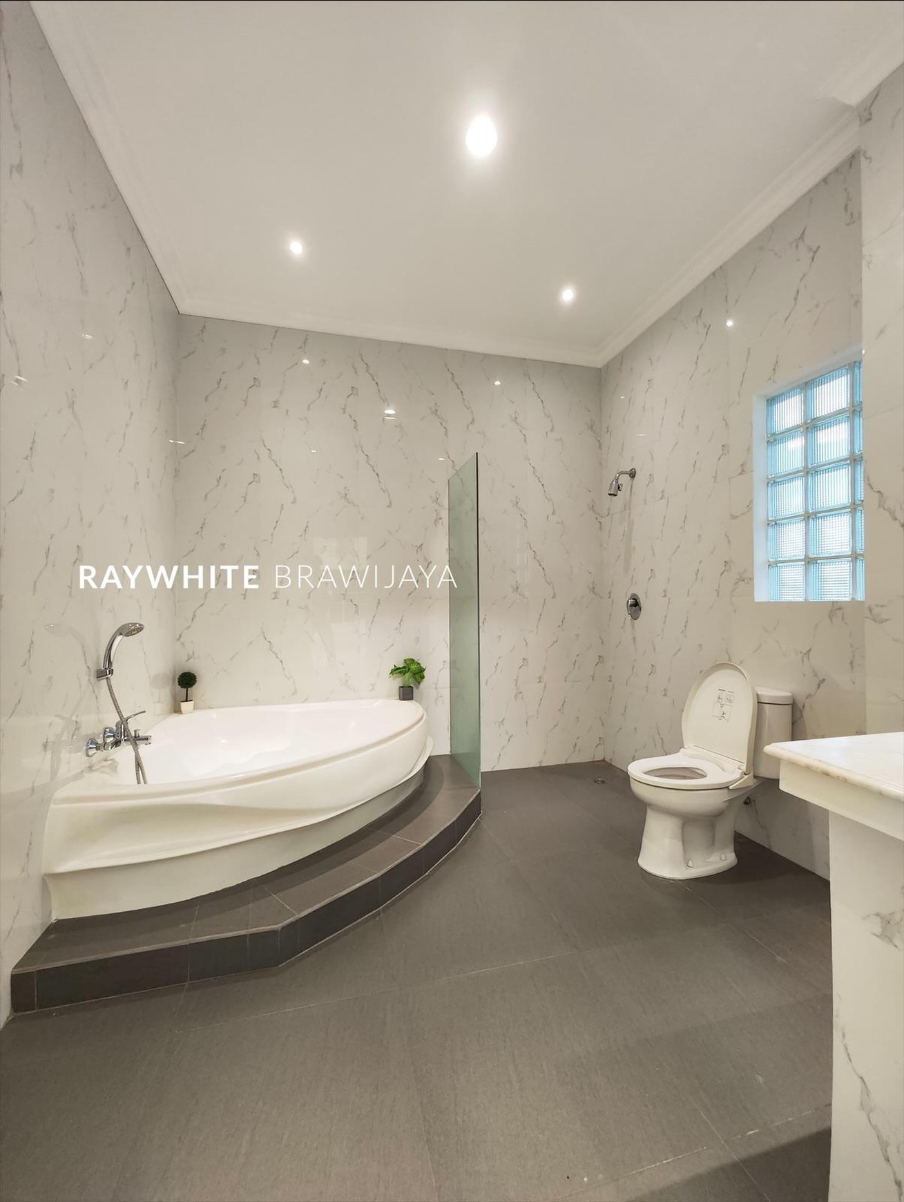 Rumah Mewah Baru Renovasi Area Kemang Selatan