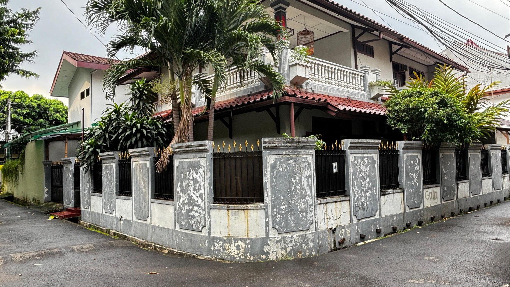 Rumah Besar 2 Lantai Hoek, Menghadap Taman Dengan Akses Jalan 2 Mobil di Tebet Barat, Dan Hanya 5 Menit Ke Mall KOKAS