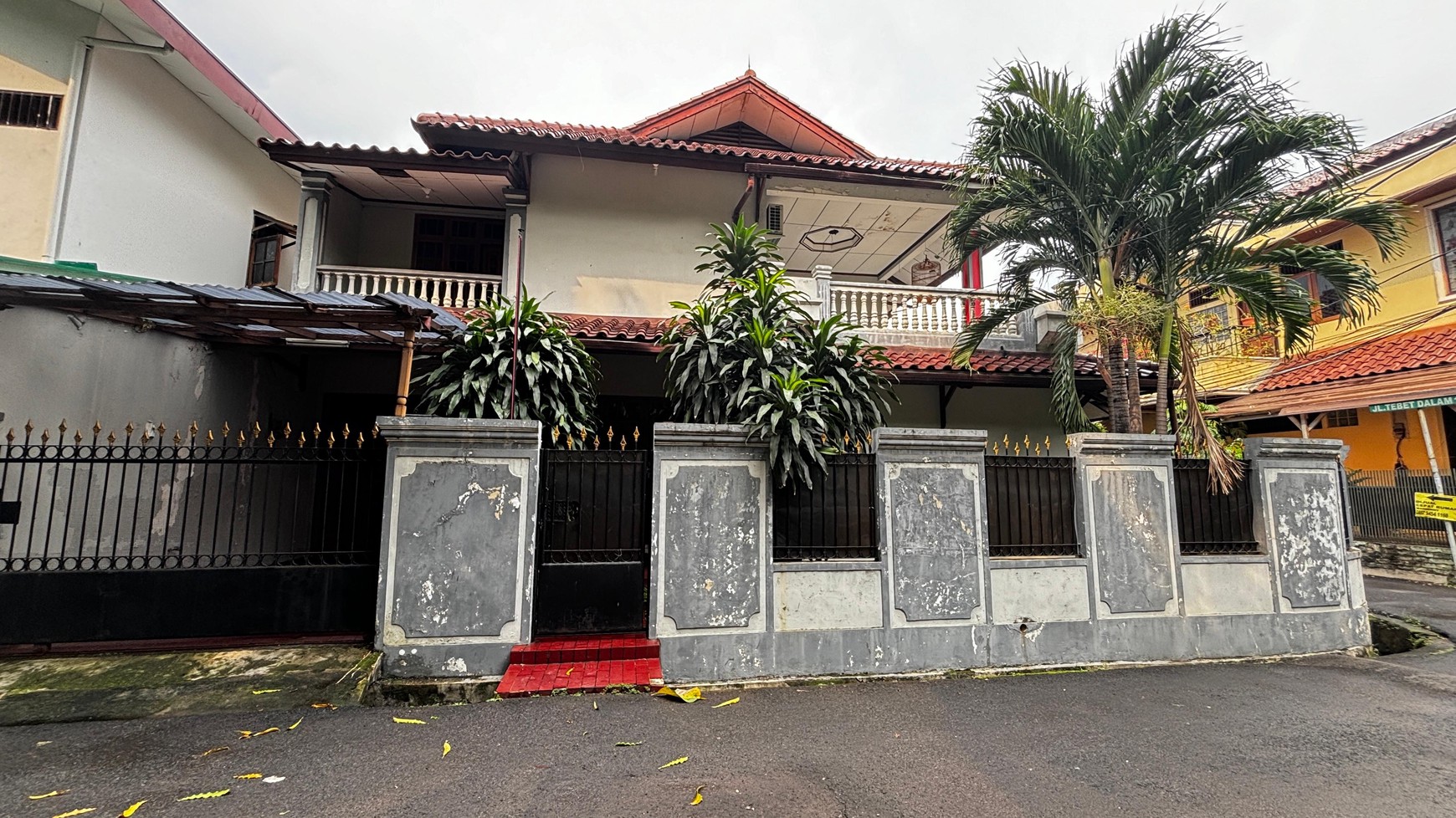 Rumah Besar 2 Lantai Hoek, Menghadap Taman Dengan Akses Jalan 2 Mobil di Tebet Barat, Dan Hanya 5 Menit Ke Mall KOKAS
