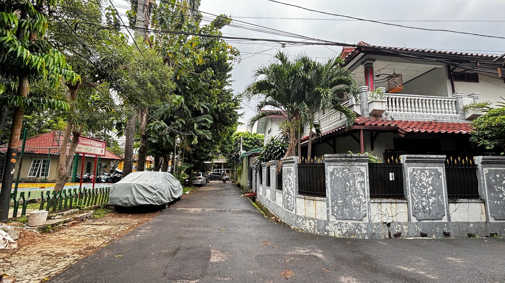 Rumah Besar 2 Lantai Hoek, Menghadap Taman Dengan Akses Jalan 2 Mobil di Tebet Barat, Dan Hanya 5 Menit Ke Mall KOKAS