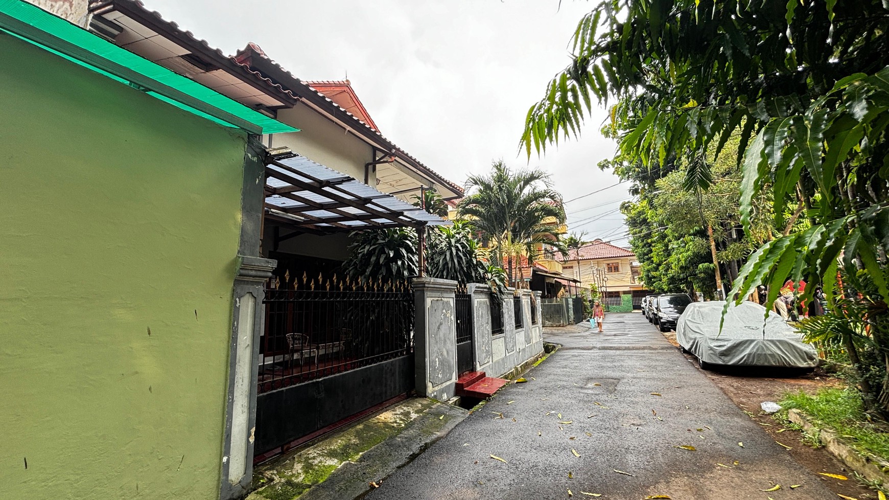 Rumah Besar 2 Lantai Hoek, Menghadap Taman Dengan Akses Jalan 2 Mobil di Tebet Barat, Dan Hanya 5 Menit Ke Mall KOKAS