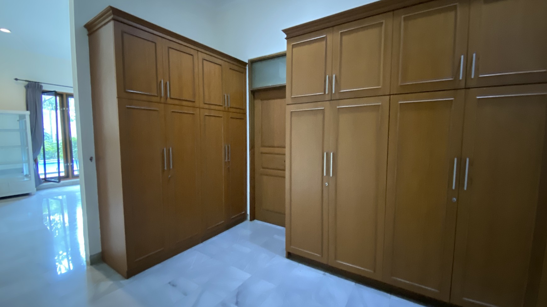 Rumah cantik dengan taman belakang yang cukup luas di jeruk purut, ampera, jakarta selatan