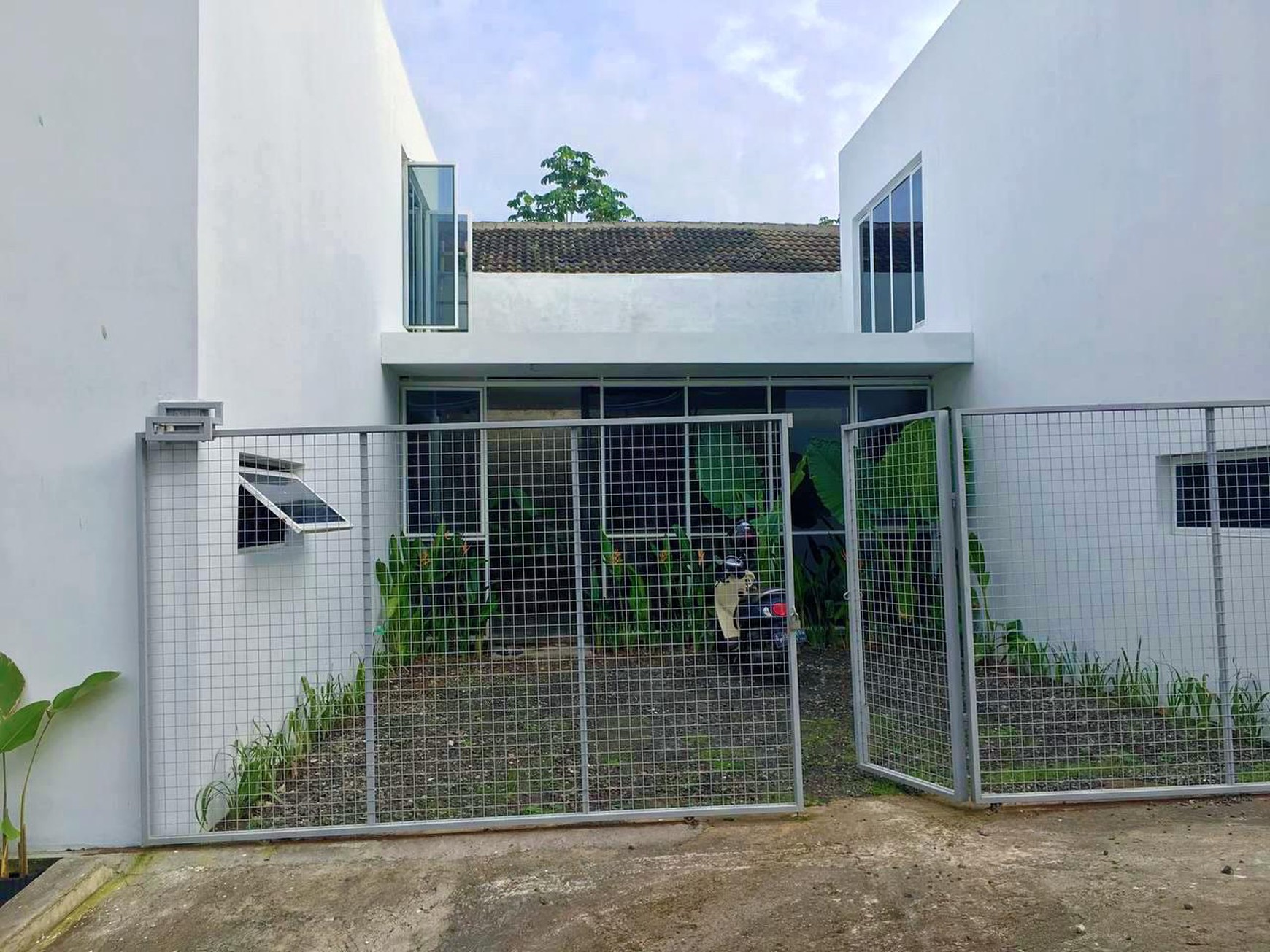 Rumah Siap Huni dengan Desain Industrialis dan Strategis @Bogor