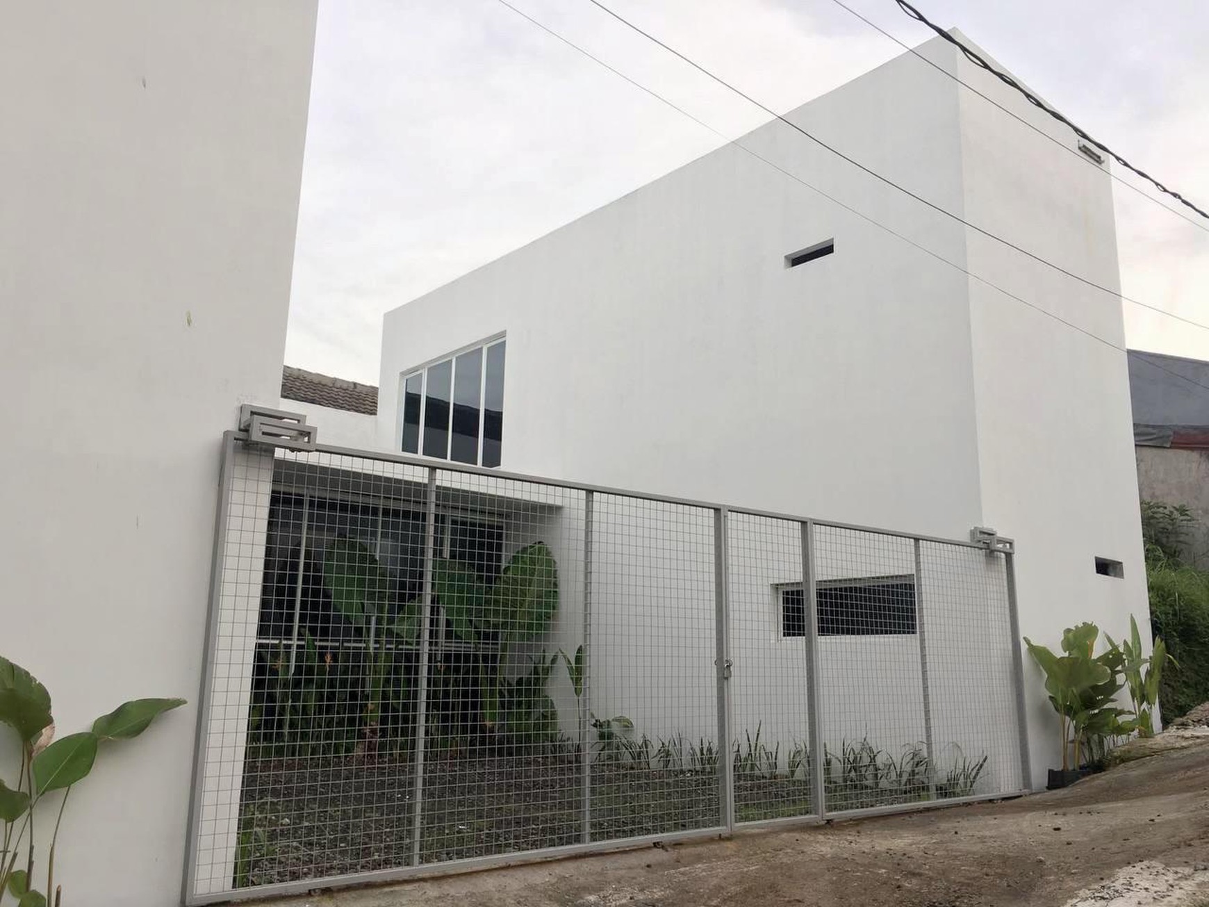 Rumah Siap Huni dengan Desain Industrialis dan Strategis @Bogor