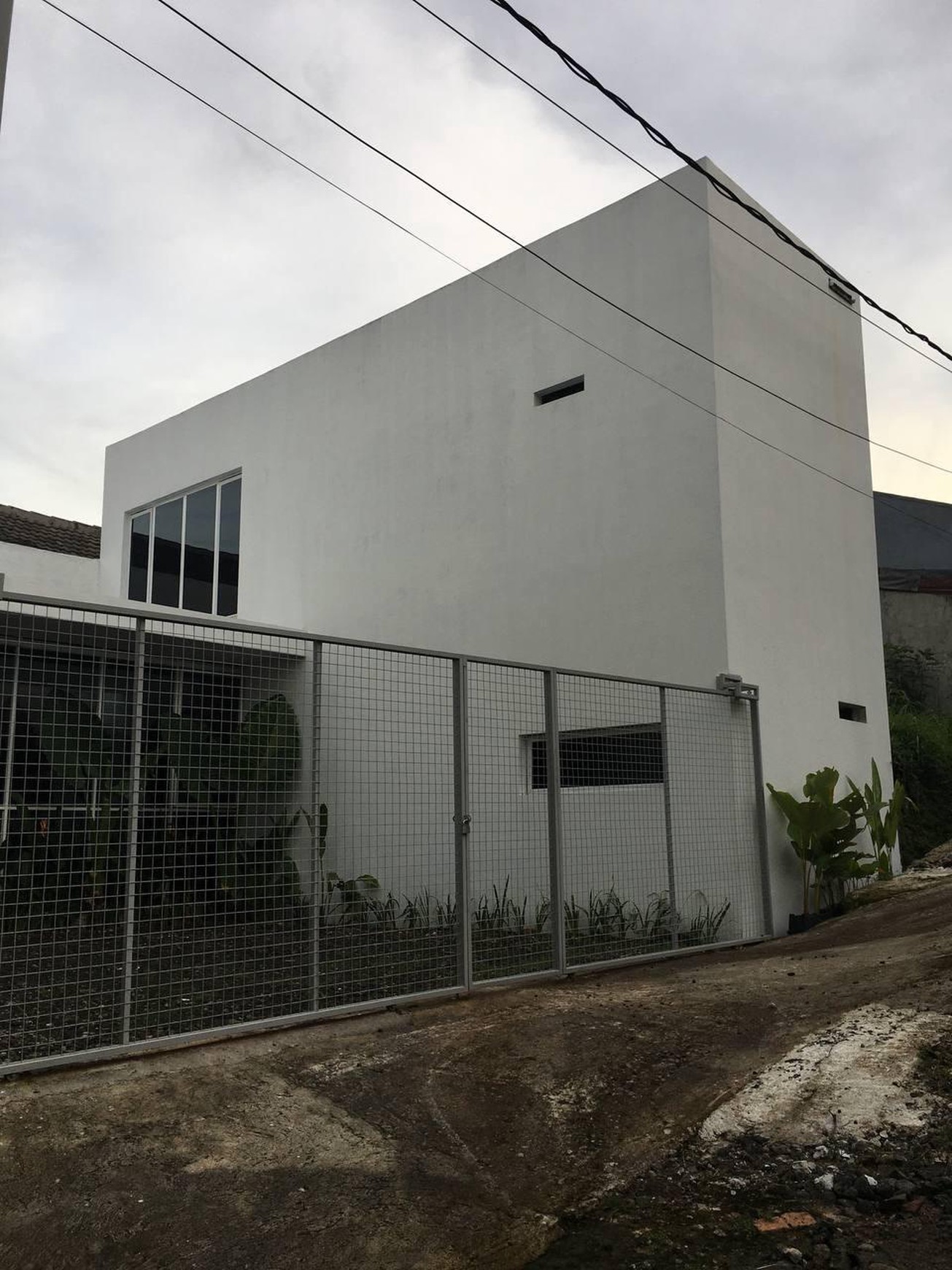 Rumah Siap Huni dengan Desain Industrialis dan Strategis @Bogor