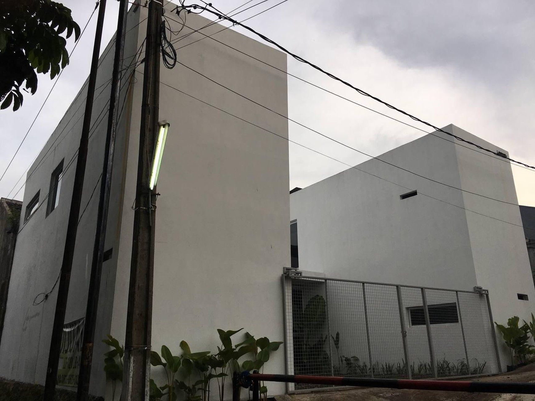 Rumah Siap Huni dengan Desain Industrialis dan Strategis @Bogor