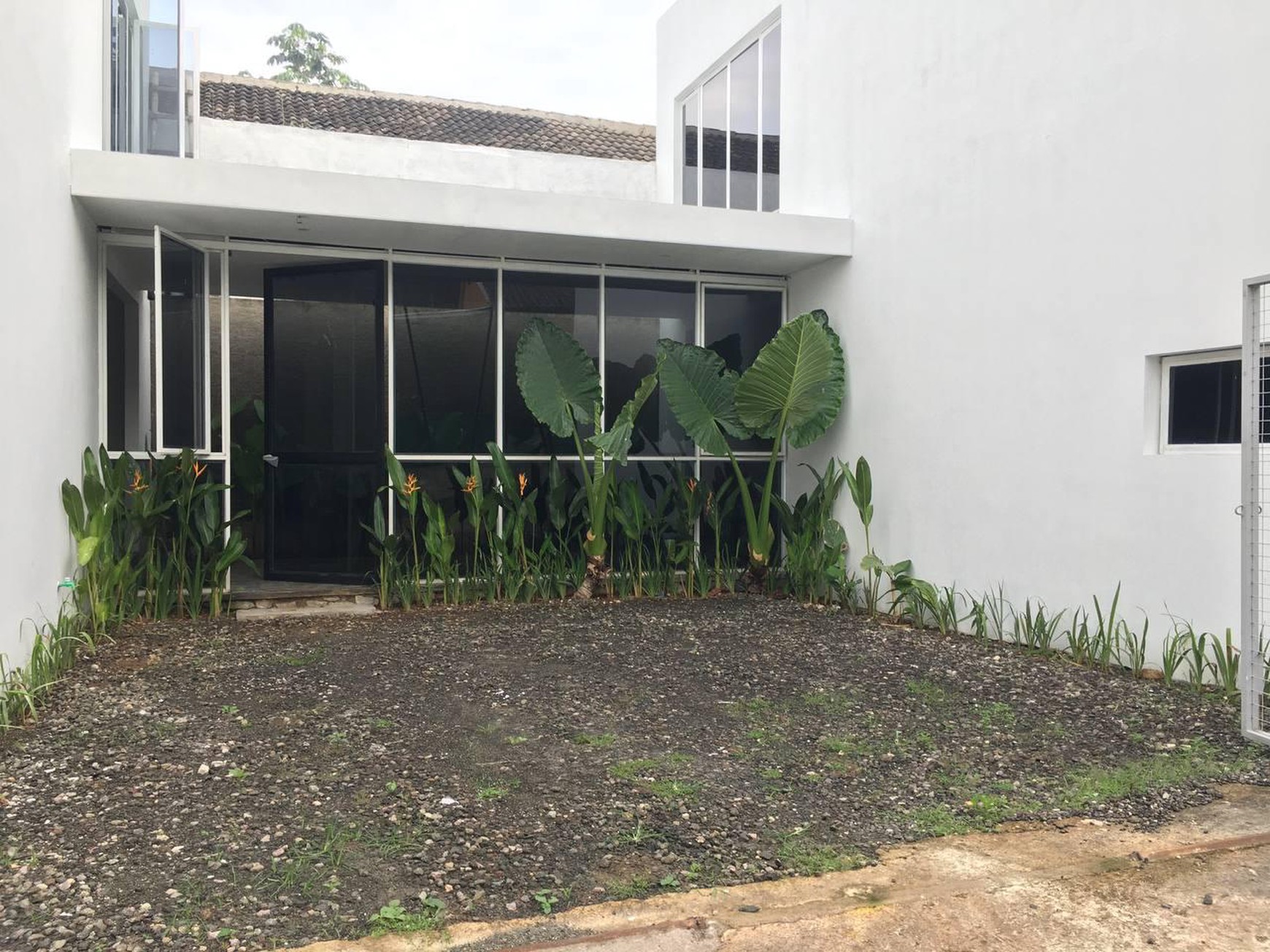 Rumah Siap Huni dengan Desain Industrialis dan Strategis @Bogor