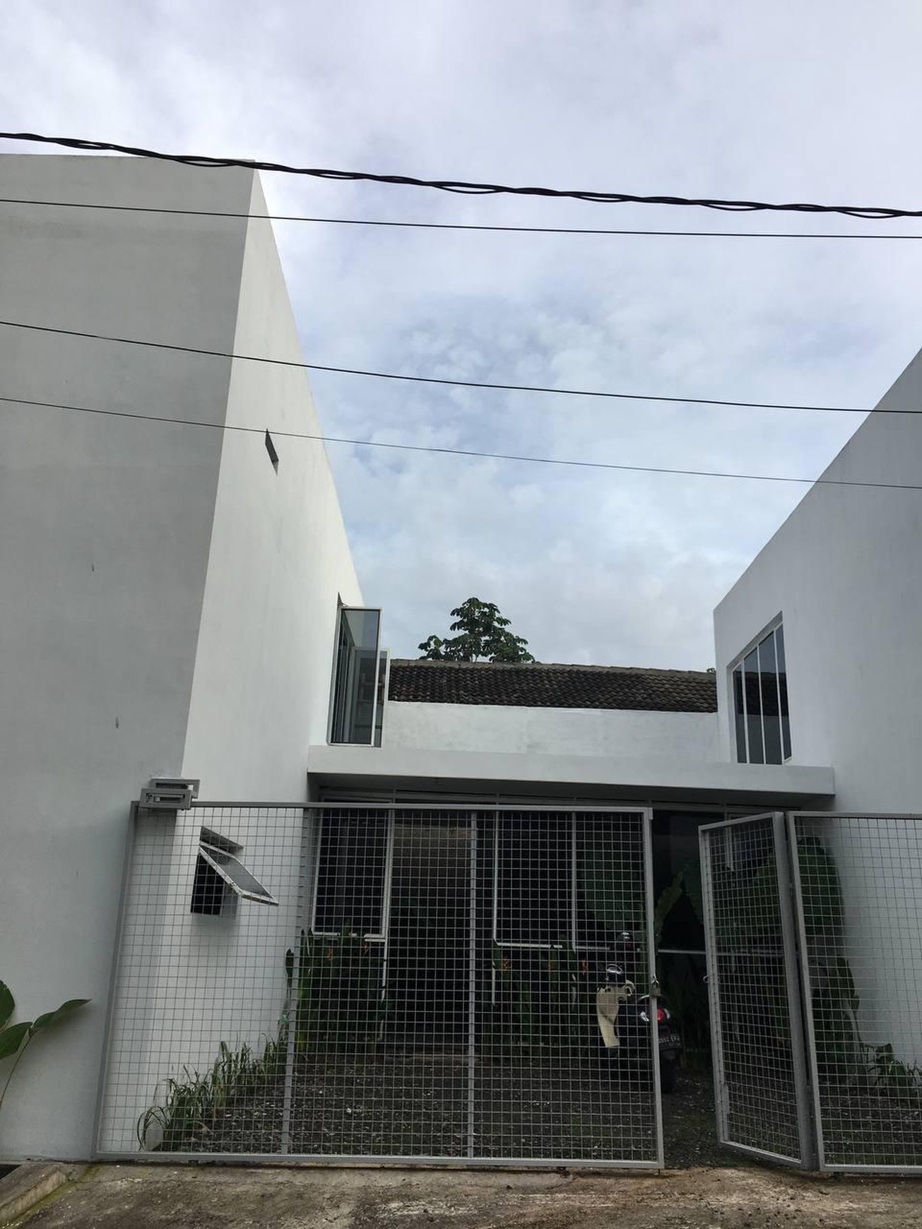 Rumah Siap Huni dengan Desain Industrialis dan Strategis @Bogor