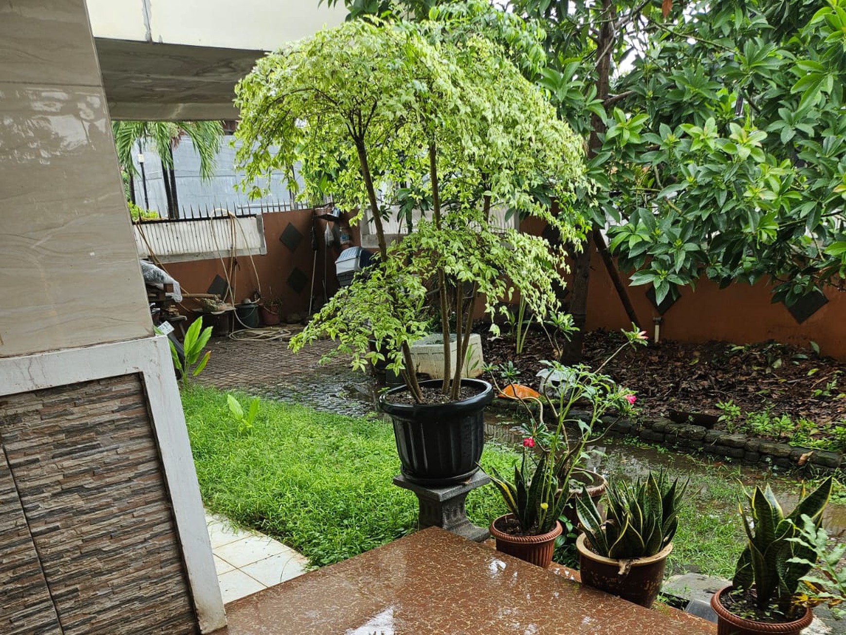 Rumah Hook di Komplek Pertamina Jatiwaringin Asri - Luas & Strategis