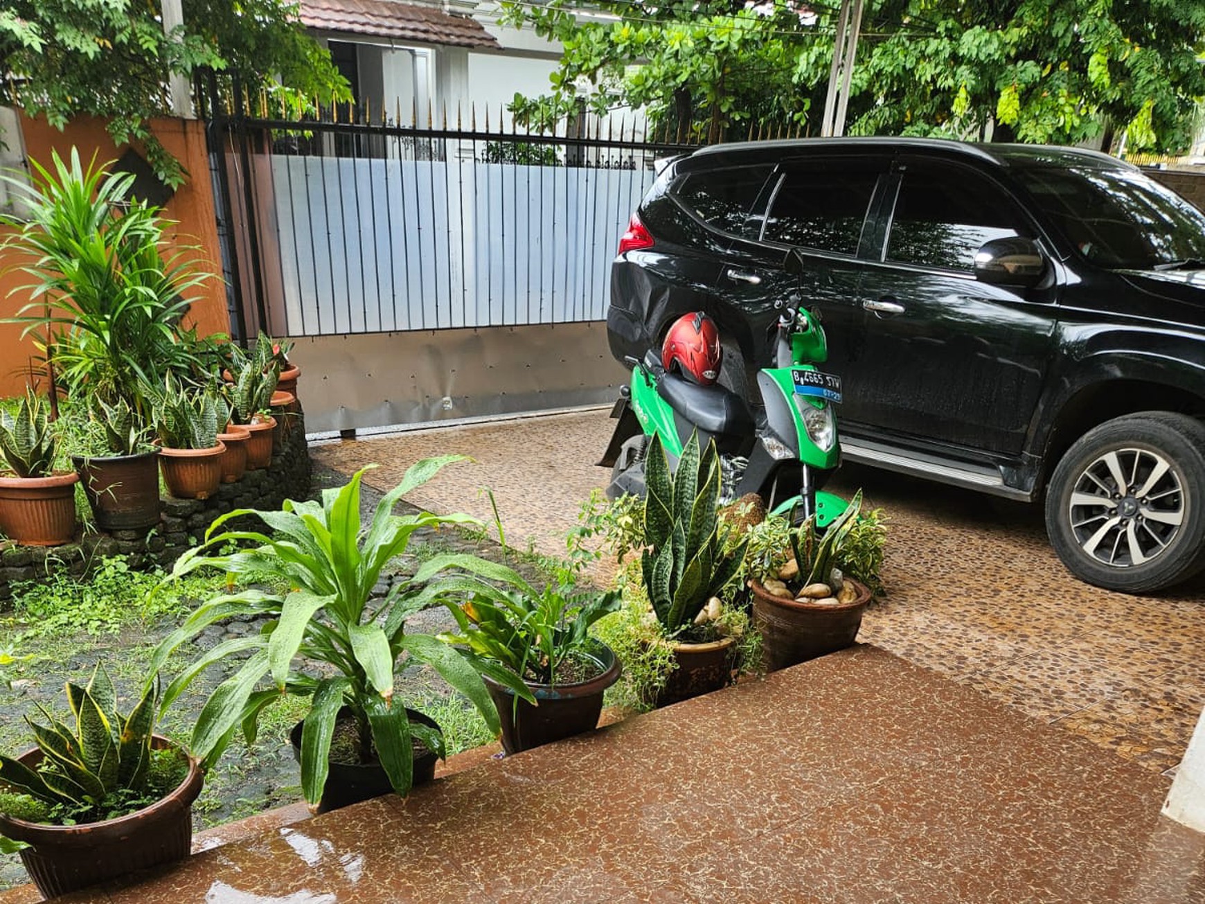 Rumah Hook di Komplek Pertamina Jatiwaringin Asri - Luas & Strategis