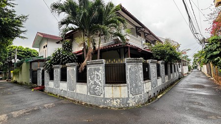 Rumah Besar 2 Lantai Hoek, Menghadap Taman Dengan Akses Jalan 2 Mobil di Tebet Barat, Dan Hanya 5 Menit Ke Mall KOKAS