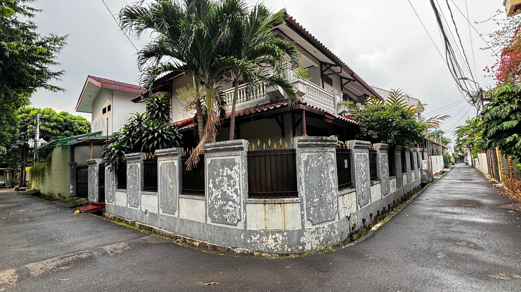Rumah Besar 2 Lantai Hoek, Menghadap Taman Dengan Akses Jalan 2 Mobil di Tebet Barat, Dan Hanya 5 Menit Ke Mall KOKAS
