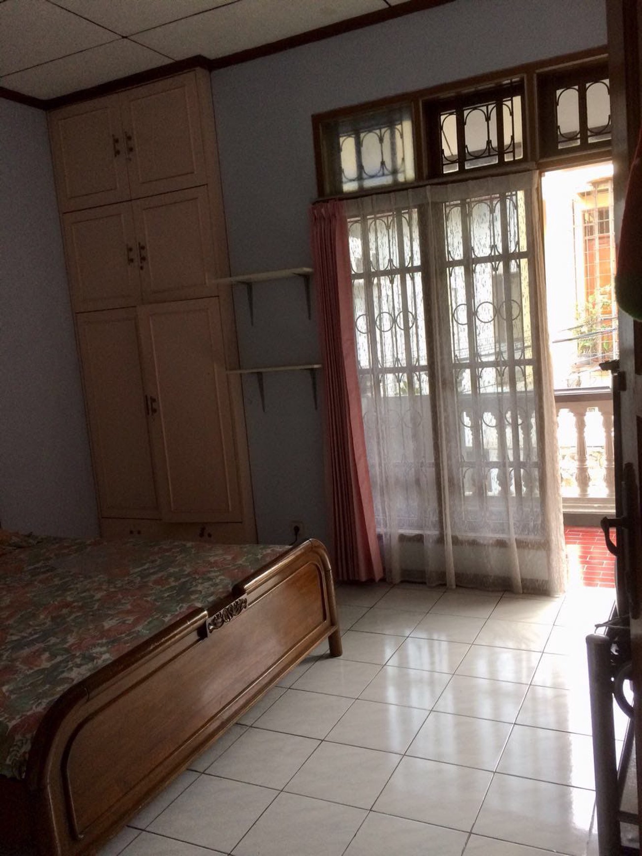 Rumah Besar 2 Lantai Hoek, Menghadap Taman Dengan Akses Jalan 2 Mobil di Tebet Barat, Dan Hanya 5 Menit Ke Mall KOKAS