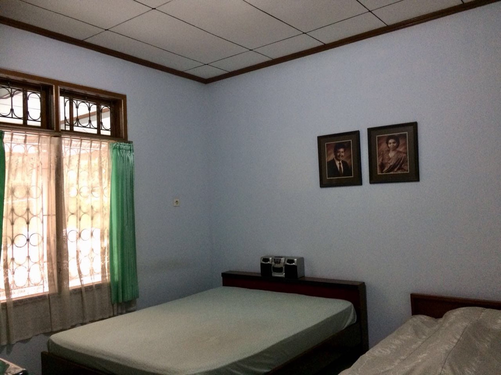 Rumah Besar 2 Lantai Hoek, Menghadap Taman Dengan Akses Jalan 2 Mobil di Tebet Barat, Dan Hanya 5 Menit Ke Mall KOKAS