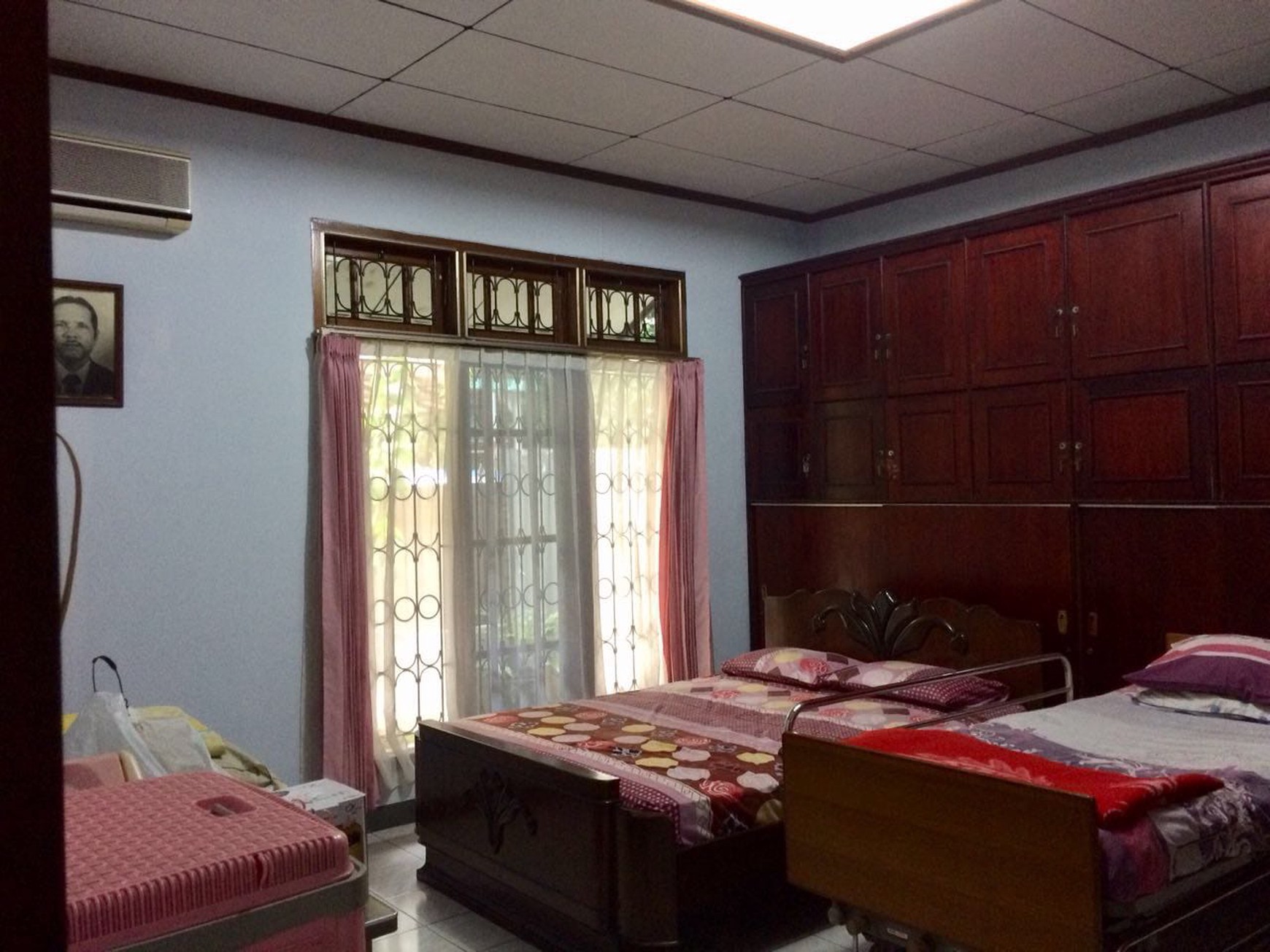 Rumah Besar 2 Lantai Hoek, Menghadap Taman Dengan Akses Jalan 2 Mobil di Tebet Barat, Dan Hanya 5 Menit Ke Mall KOKAS