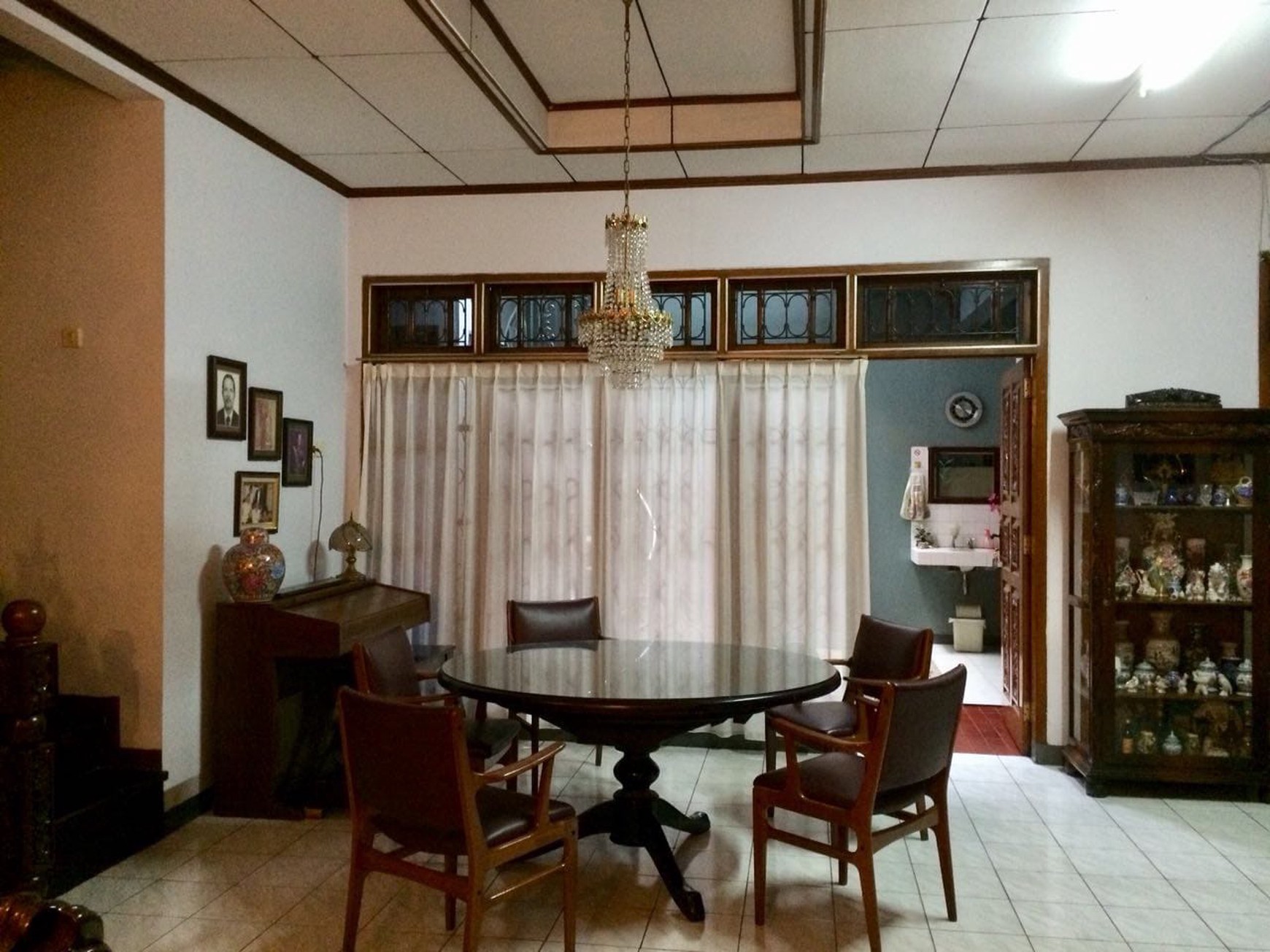 Rumah Besar 2 Lantai Hoek, Menghadap Taman Dengan Akses Jalan 2 Mobil di Tebet Barat, Dan Hanya 5 Menit Ke Mall KOKAS