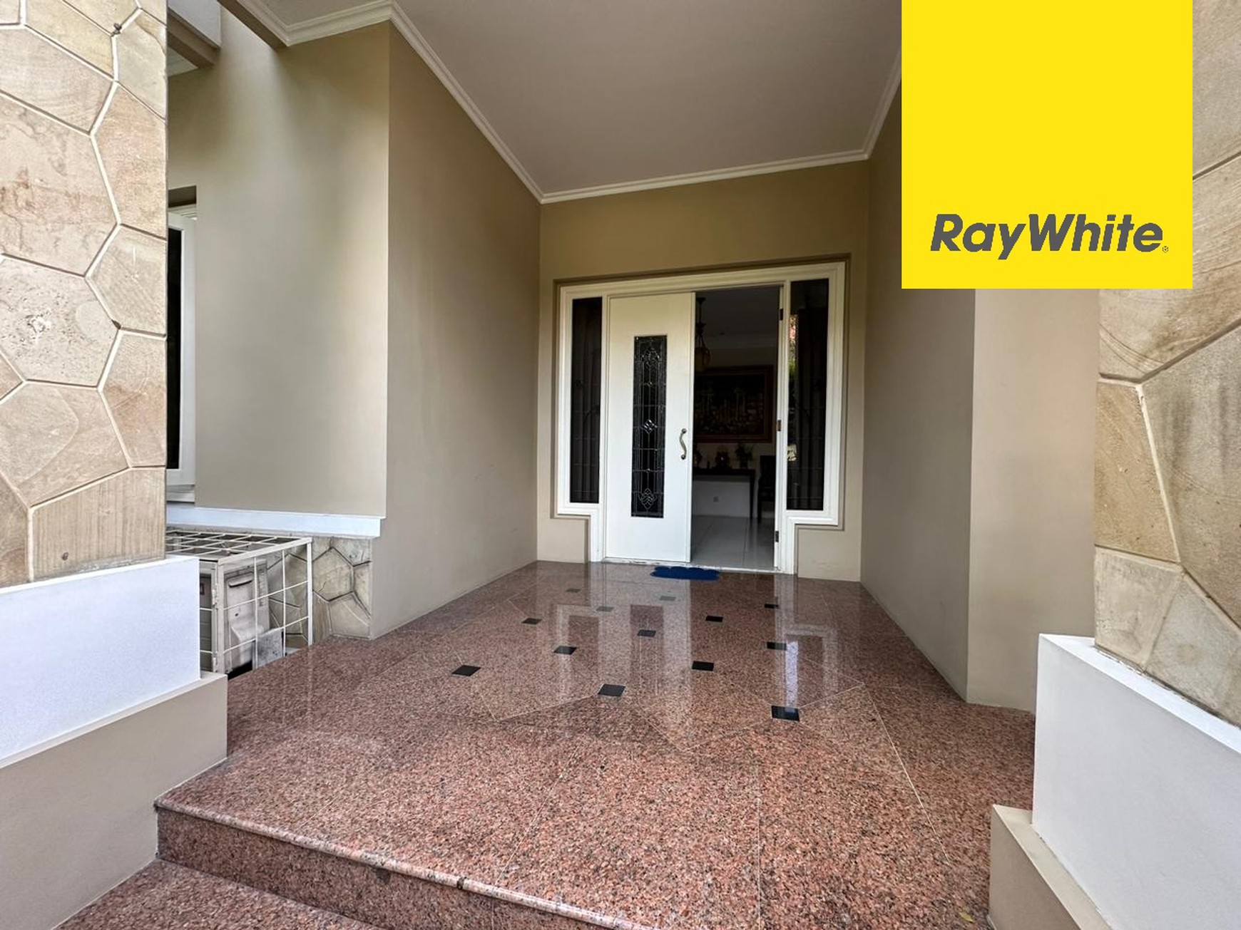 Dijual Hunian Mewah Di Graha Family Surabaya