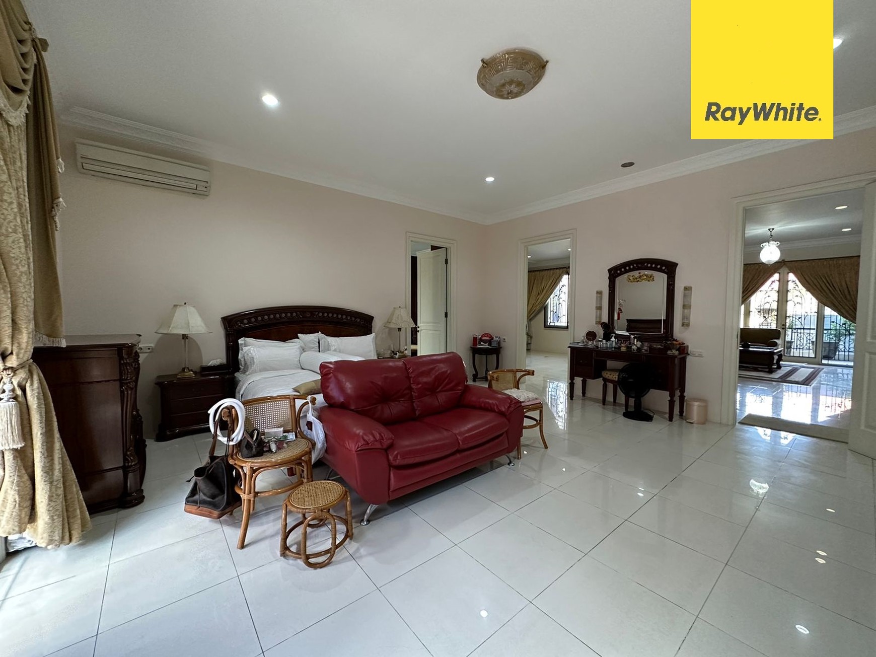 Dijual Hunian Mewah Di Graha Family Surabaya