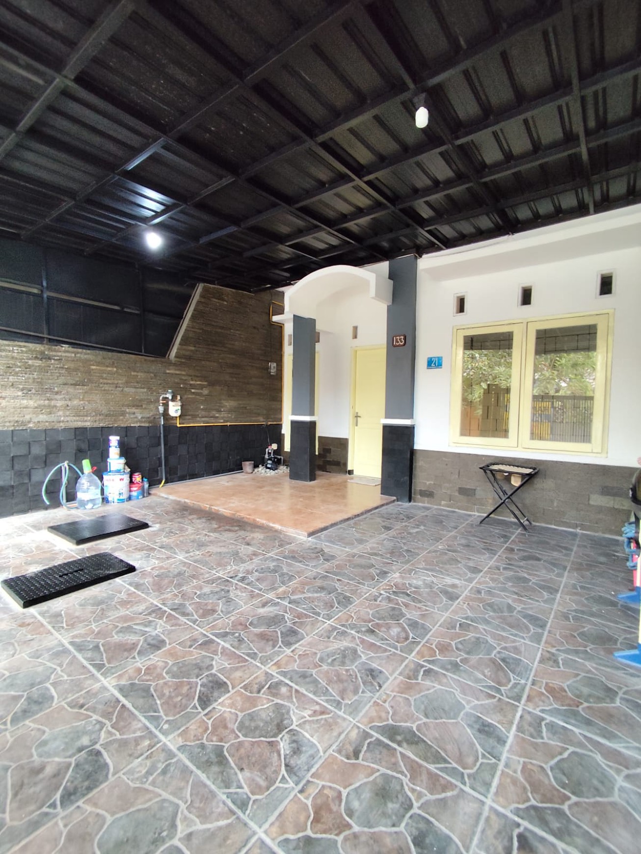 Rumah Modern di Rungkut Surabaya Carport 2 Mobil SHM Siap Huni Harga 975 Juta