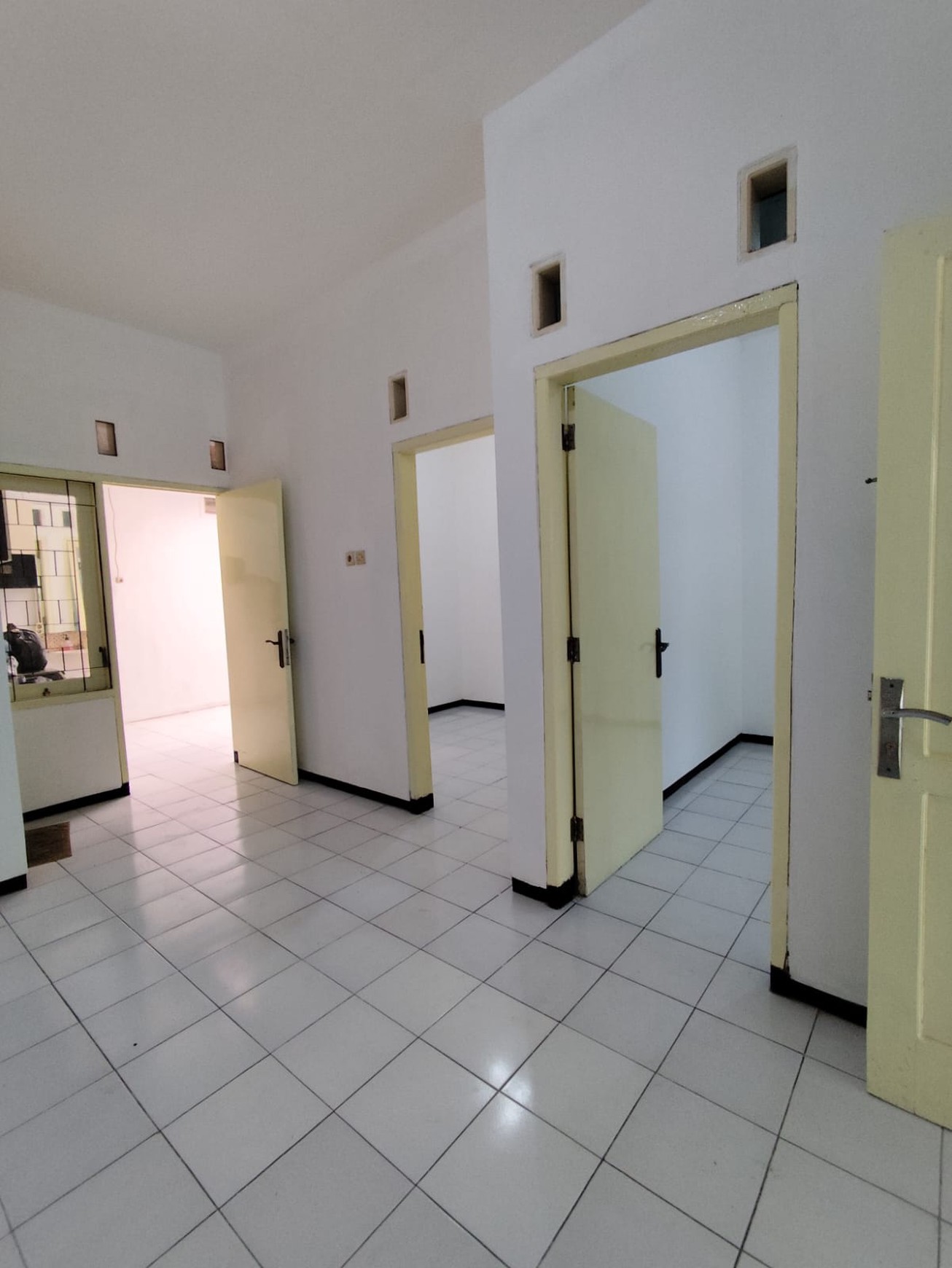 Rumah Modern di Rungkut Surabaya Carport 2 Mobil SHM Siap Huni Harga 975 Juta