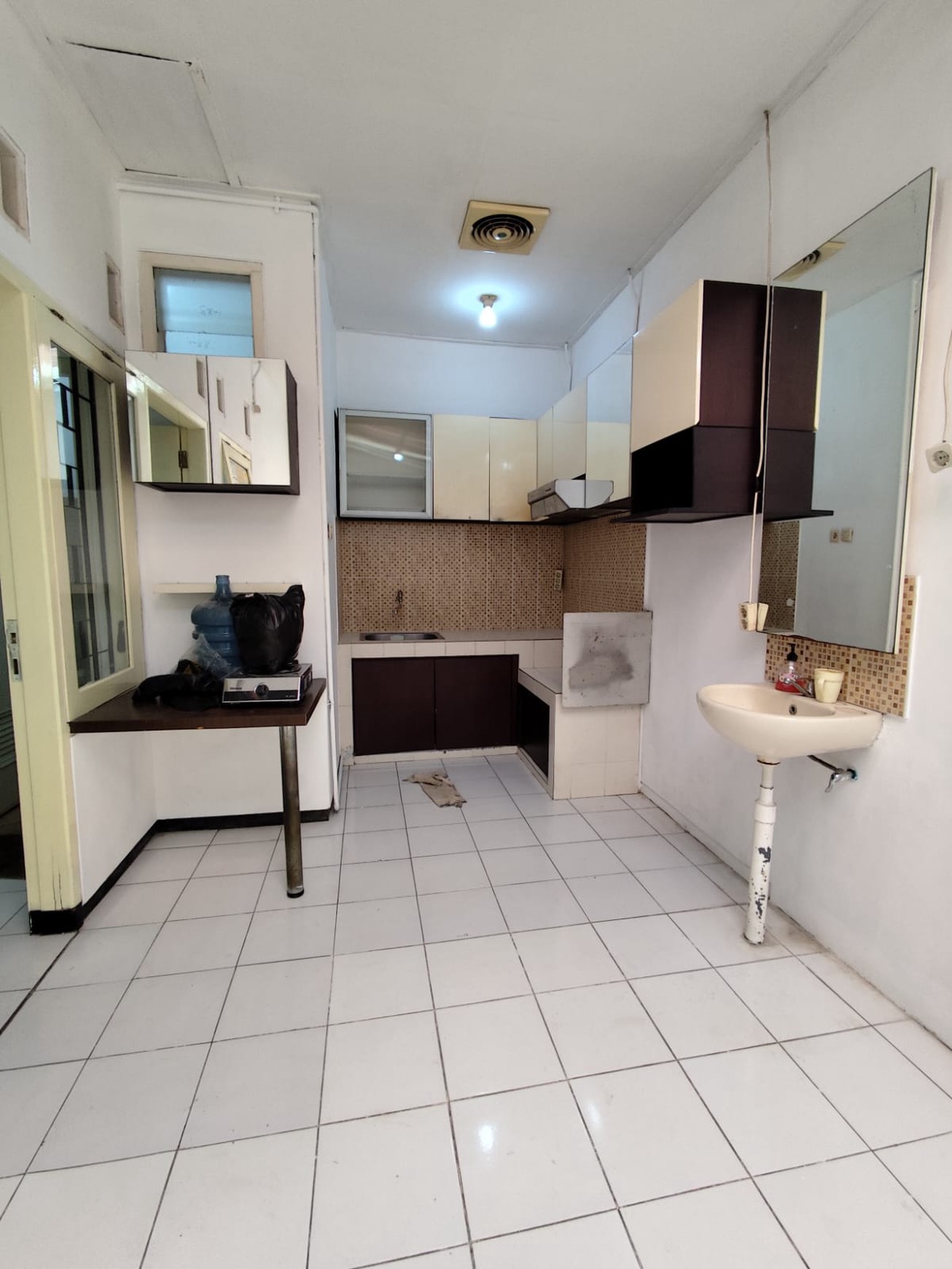 Rumah Modern di Rungkut Surabaya Carport 2 Mobil SHM Siap Huni Harga 975 Juta